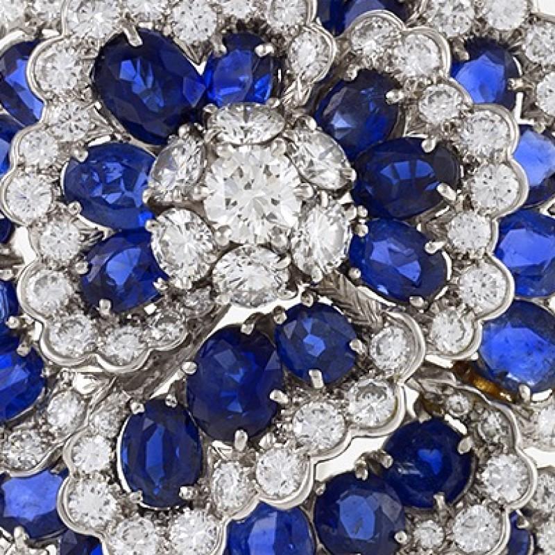 Van Cleef & Arpels Kamelienbrosche mit Saphiren und Diamanten  im Zustand „Hervorragend“ im Angebot in New York, NY