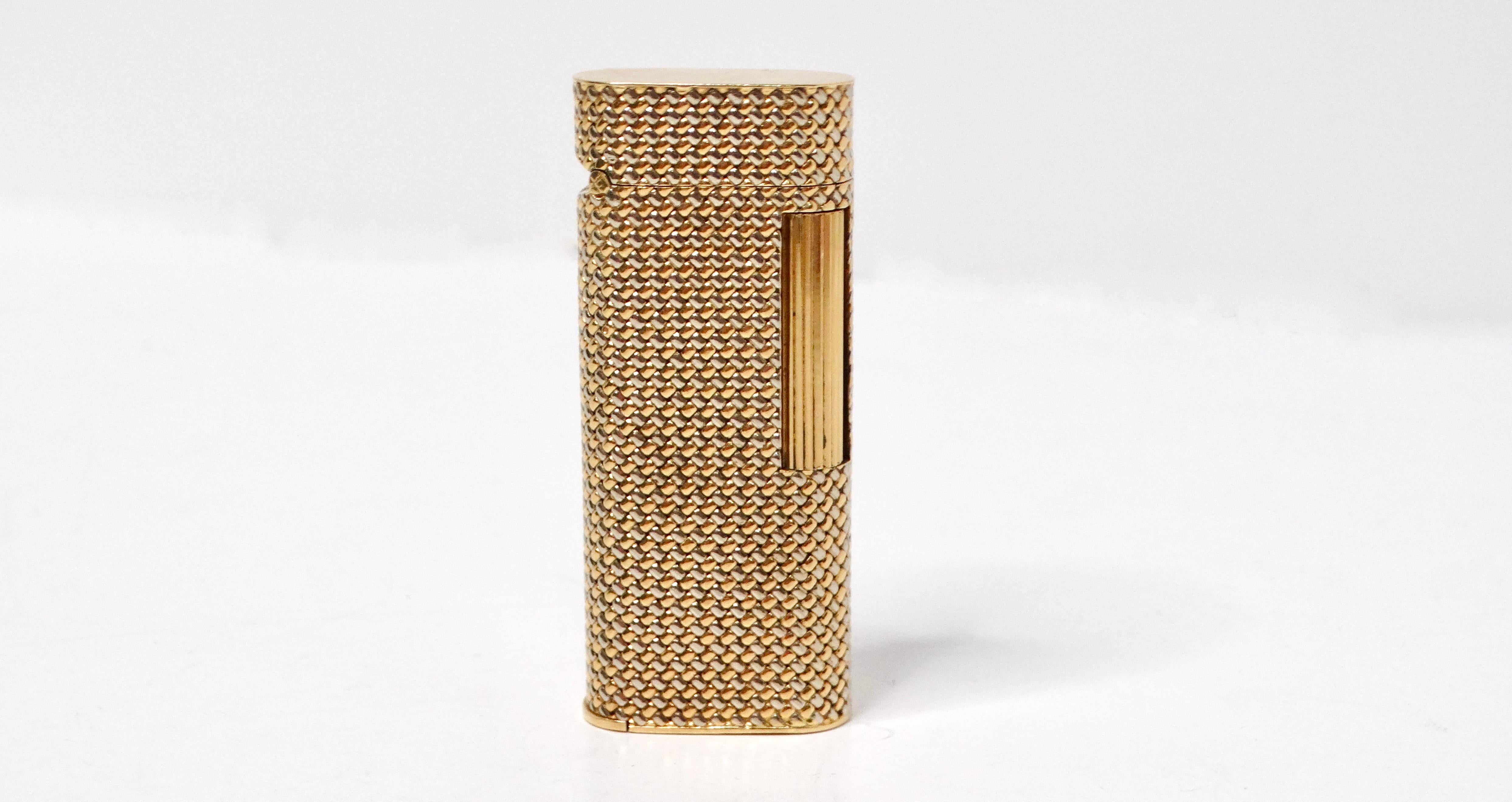 Découvrez un remarquable morceau d'histoire avec le briquet rechargeable en or massif 18 carats Van Cleef & Arpels des années 1960 de Dunhill. Ce briquet exquis présente un étonnant design tissé qui associe l'or jaune et l'or blanc, illustrant le