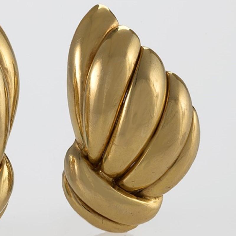 Van Cleef & Arpels Gold Scalloped Bombé Earrings  In Excellent Condition In New York, NY