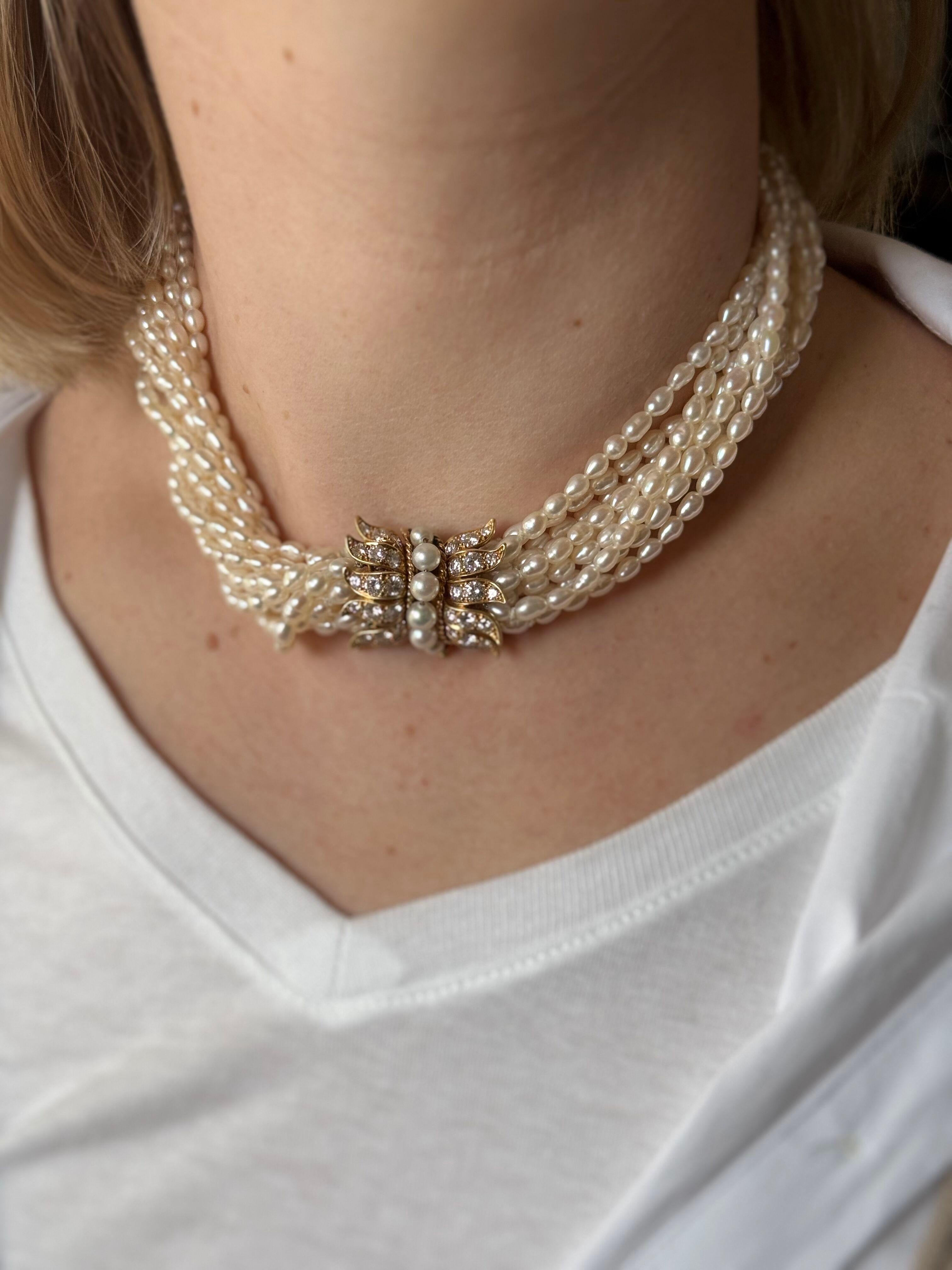 Vintage CIRCA 1960er Jahre Van Cleef & Arpels Halskette in 18 Karat Gelbgold mit insgesamt zehn Strängen aus Süßwasserperlen (zwischen 3,5 und 4,5 mm groß). Verschluss verziert mit runden Perlen und ca. 2,40ctw FG/VVS Diamanten.  Die Halskette ist