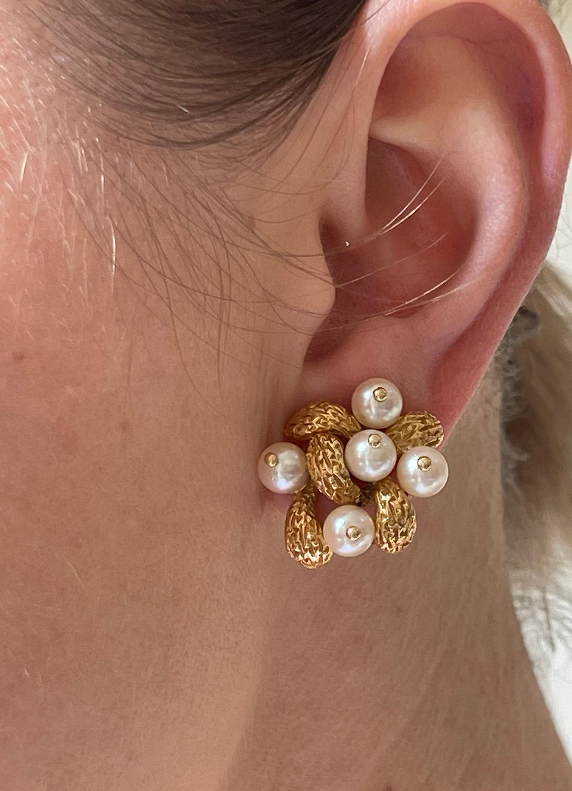 Pair of vintage circa 1960s 18k gold Van Cleef & Arpels earrings with 6mm pearls. Earrings measure 7/8