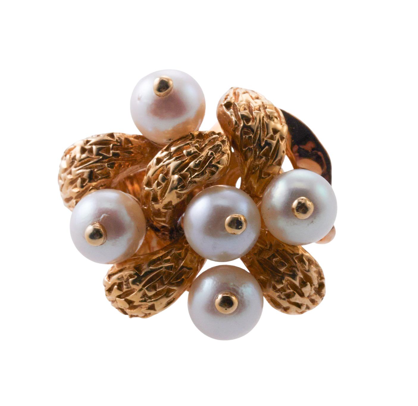 Van Cleef & Arpels 1960er Jahre Perlen-Ohrringe aus Gold im Zustand „Hervorragend“ im Angebot in New York, NY