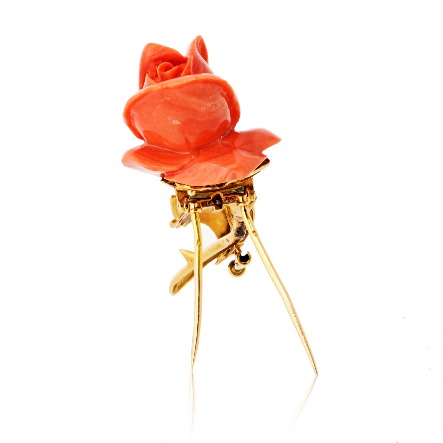 Round Cut Van Cleef & Arpels 1965 Vintage 18K Yellow Gold Coral Rose Brooch For Sale