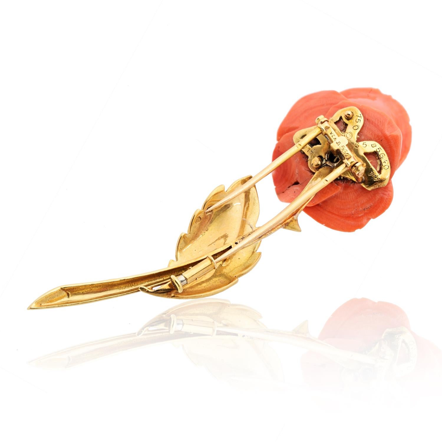 Van Cleef & Arpels 1965 Vintage 18K Yellow Gold Coral Rose Brooch In Excellent Condition For Sale In New York, NY