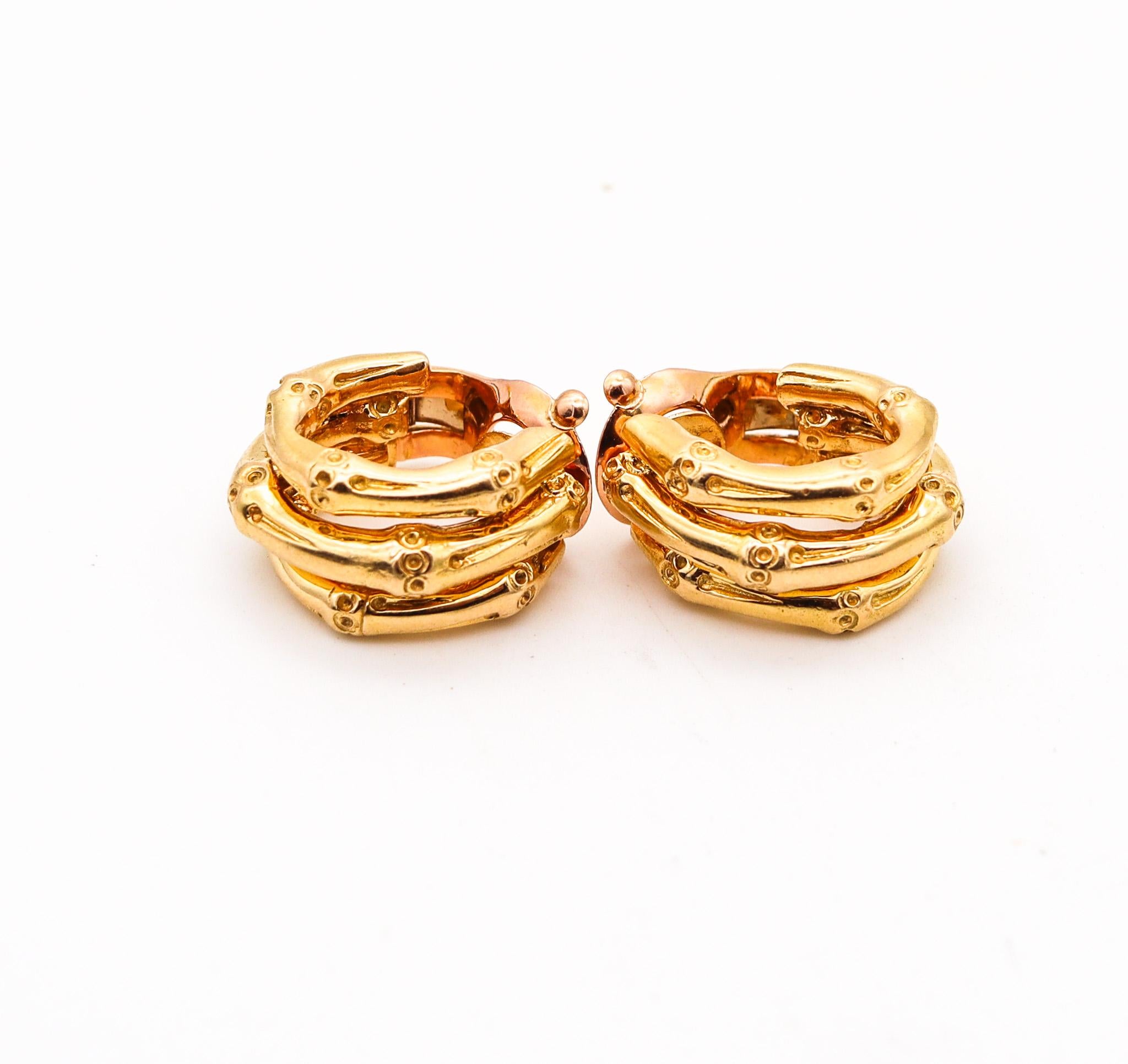 Hoops earrings designed by Van Cleef & Arpels.

Very rare vintage pair of clips-on earrings, created in Paris France by the jewelry house of Van Cleef & Arpels, back in the 1967. They were made at the jewelry atelier of Andre Vassort. The pair has