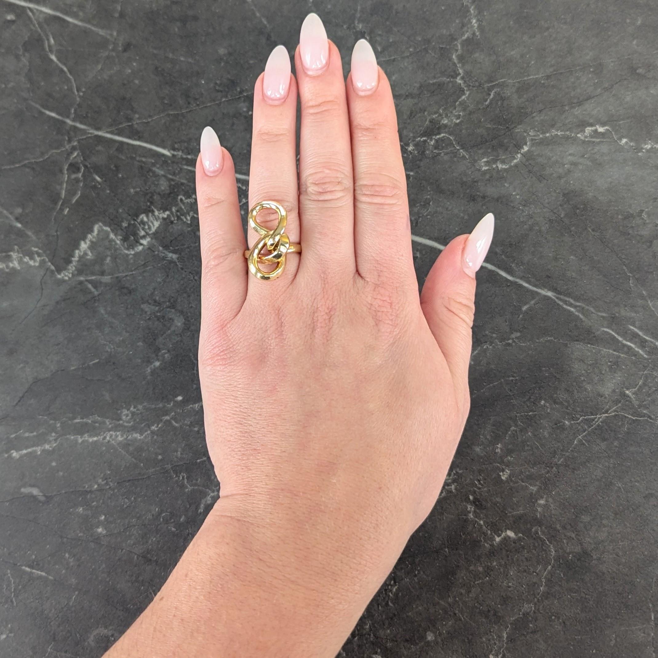 Entworfen als geknotete Schleifen von Bändern
Wirbeln um den Finger zu einem Band
Mit hochglanzpolierter Oberfläche
Gestempelt mit französischen Punzen für 18 Karat Gold
Nummeriert und signiert für Van Cleef & Arpels
Mit Herstellermarke für Verger
