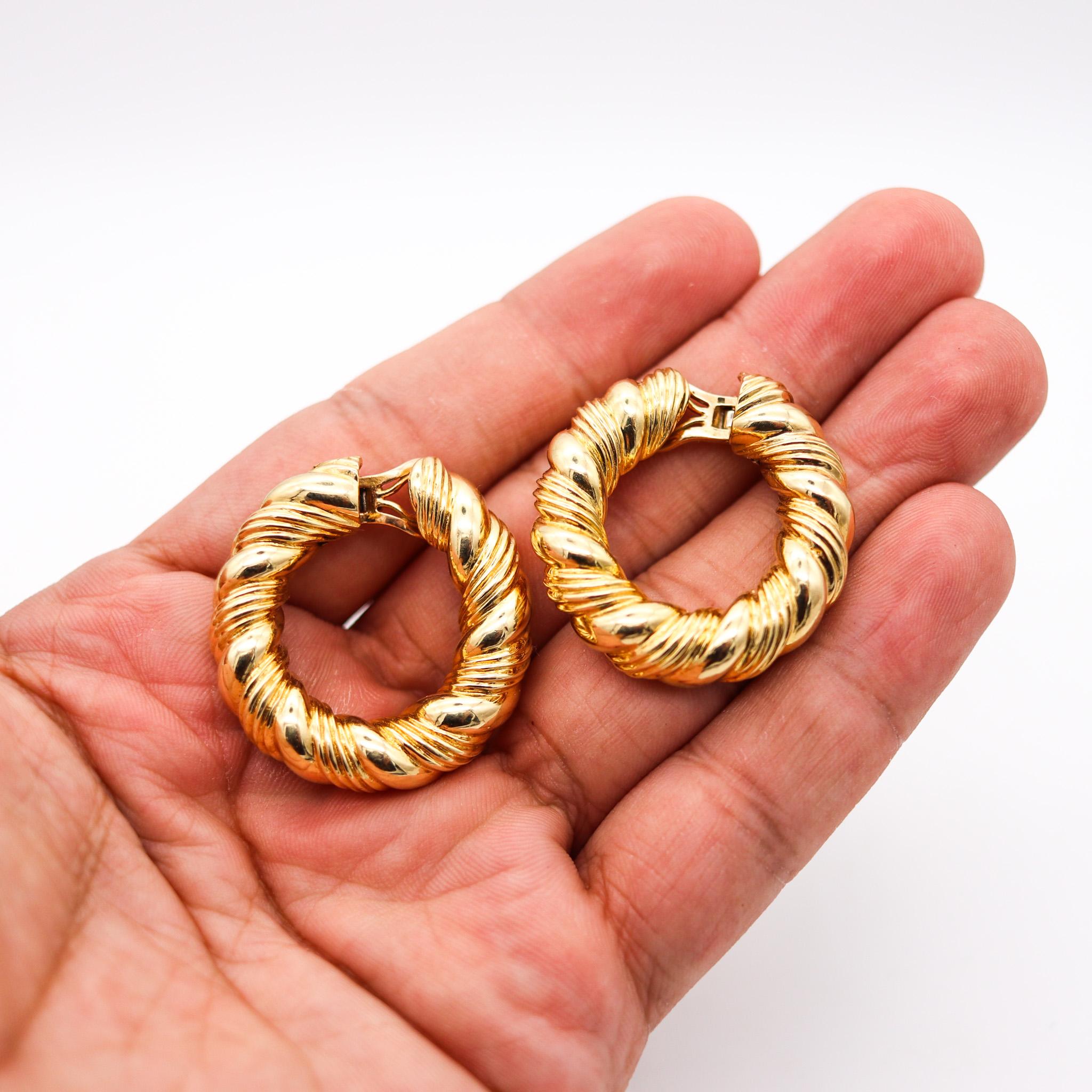 Van Cleef & Arpels 1969 Paris By Andre Vassort Hoops Clips Earrings In 18Kt Gold In Excellent Condition For Sale In Miami, FL