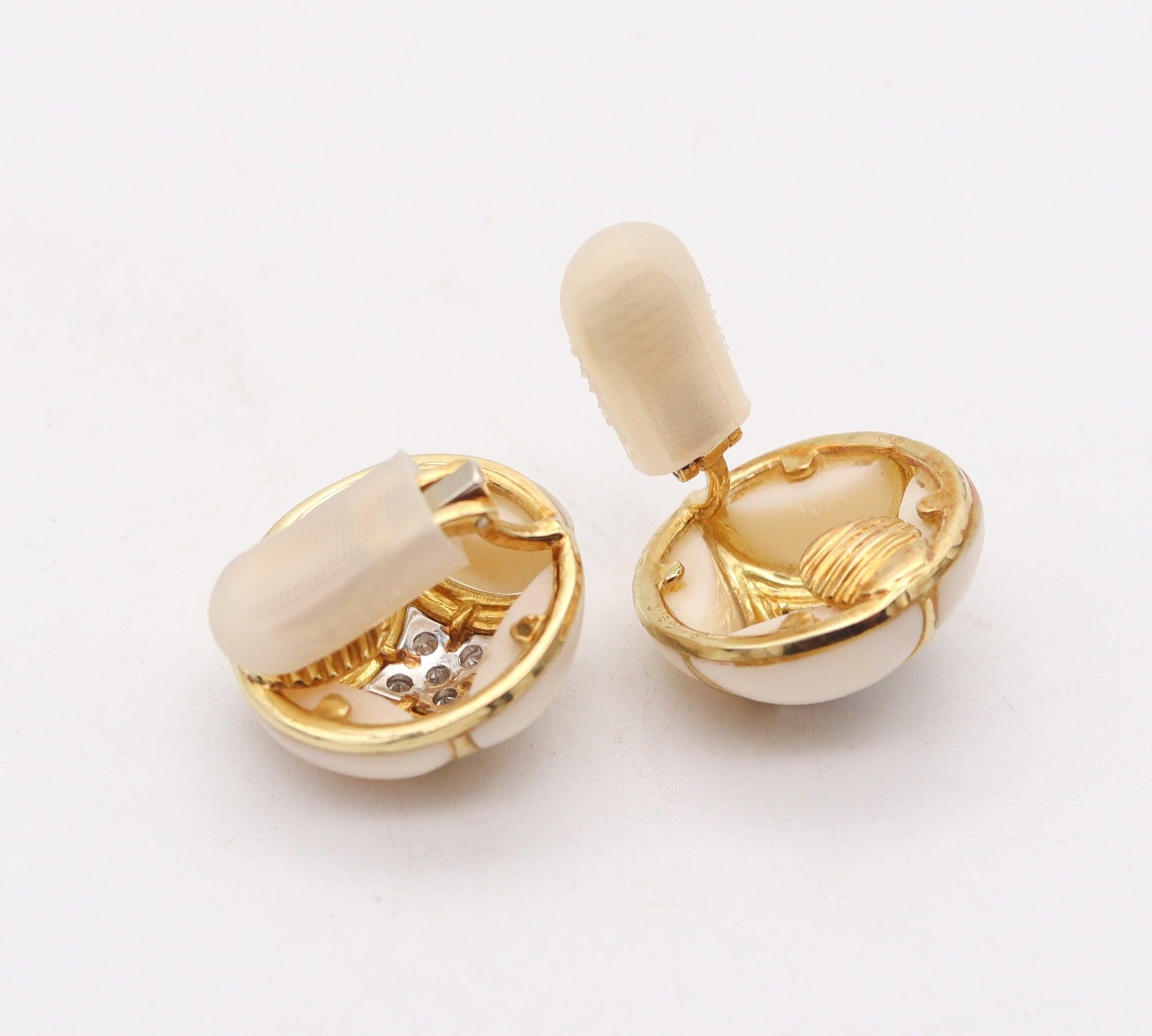 VAN CLEEF & ARPELS 1970 Coral Earrings In 18Kt Gold With 1.68 Ctw VS Diamonds In Excellent Condition For Sale In Miami, FL