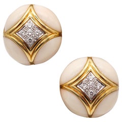 VAN CLEEF & ARPELS 1970, boucles d'oreilles corail en or 18 carats avec diamants VS de 1,68 carat