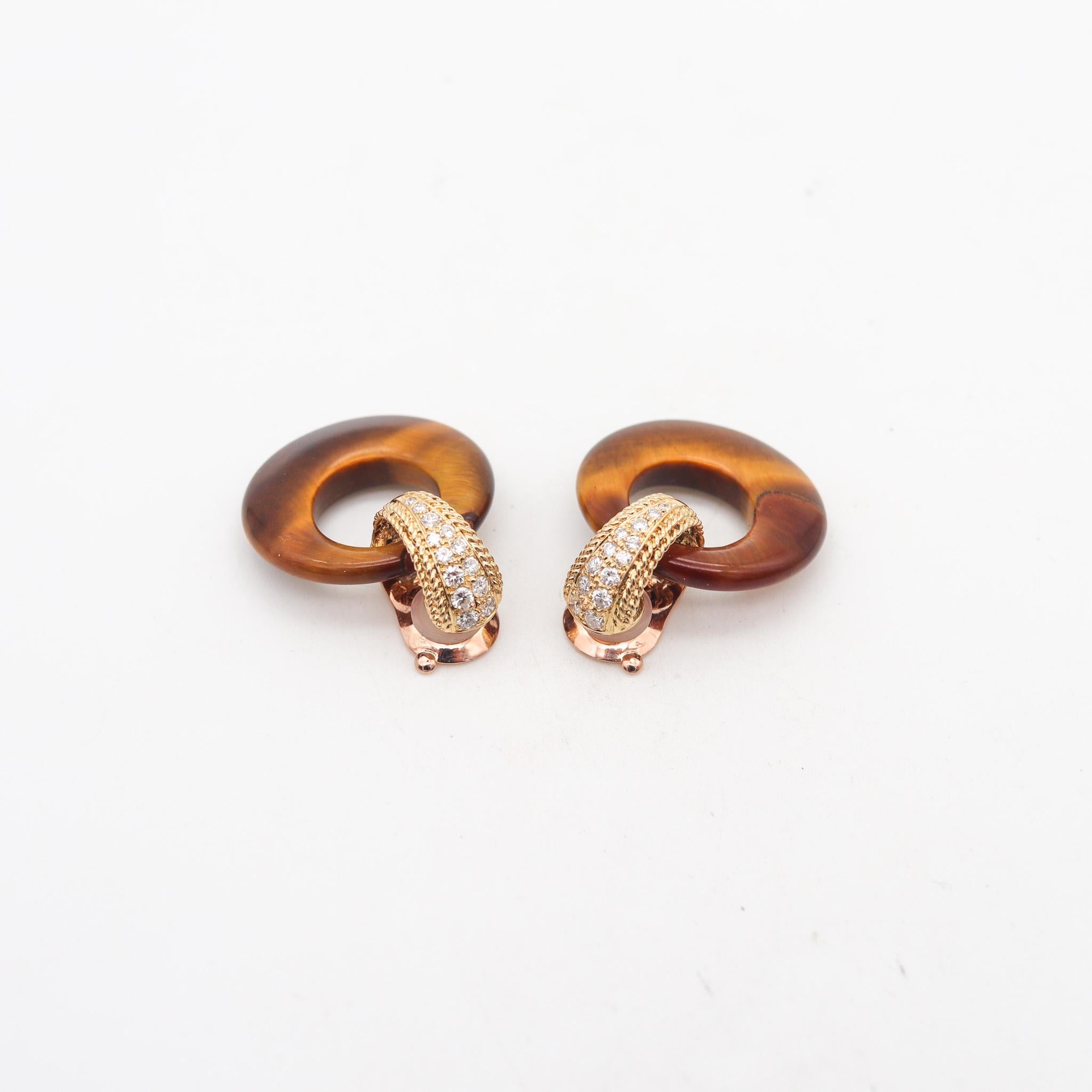 Boucles d'oreilles pendantes transformables conçues par Andre Vassort pour Van Cleef & Arpels.

Magnifique paire de boucles d'oreilles cabriolet, créées à Paris par la maison de joaillerie Van Cleef & Arpels, dans les années 1970. Ces boucles