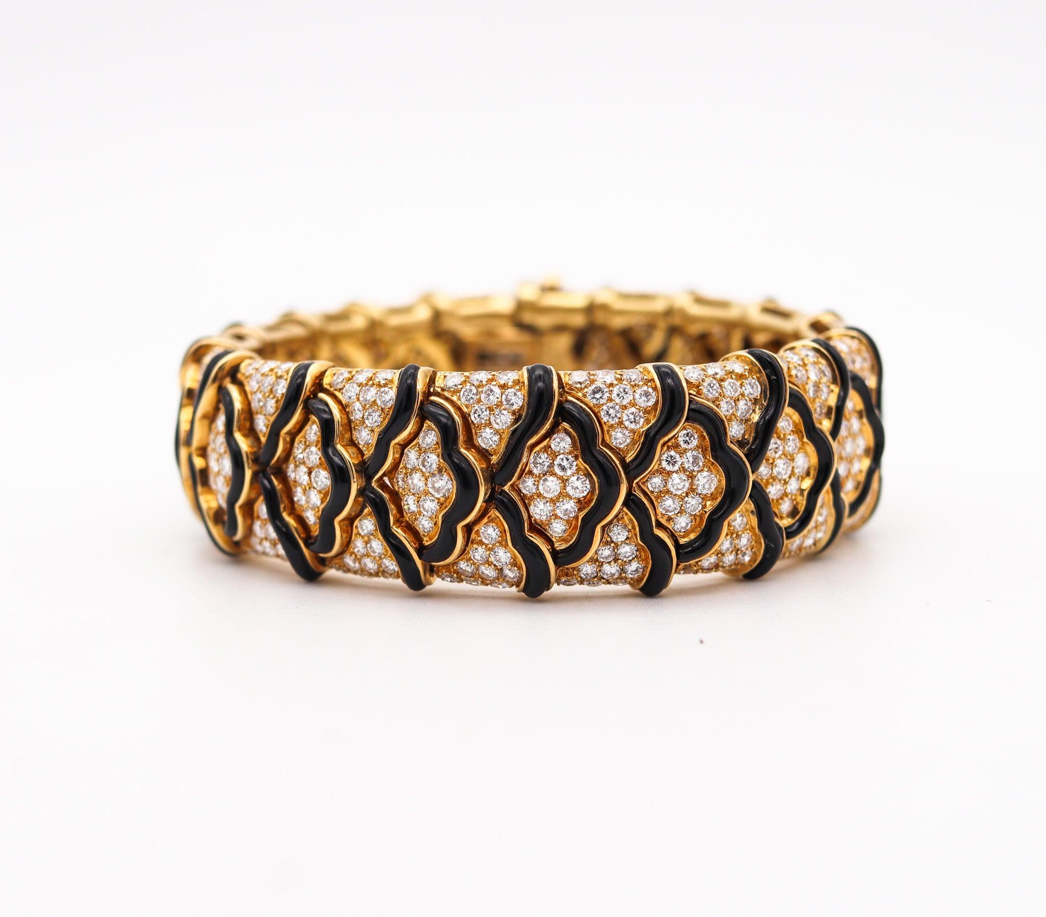 Brilliant Cut VAN CLEEF & ARPELS 1970 Modernist Bracelet 18Kt Gold With 24.30 Ctw Diamonds For Sale