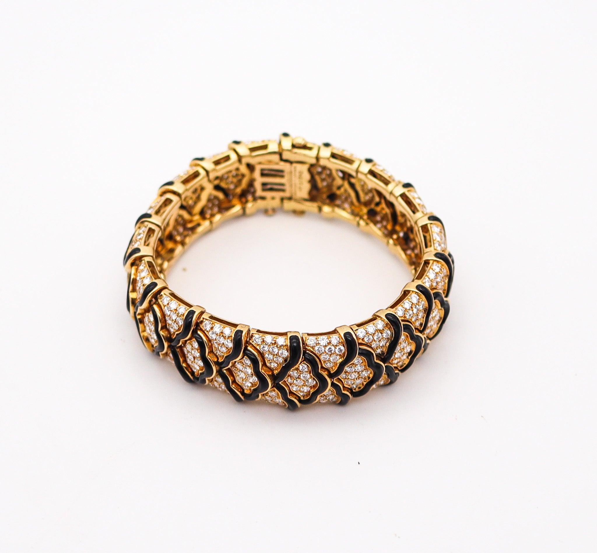 VAN CLEEF & ARPELS 1970 Modernist Bracelet 18Kt Gold With 24.30 Ctw Diamonds In Excellent Condition For Sale In Miami, FL