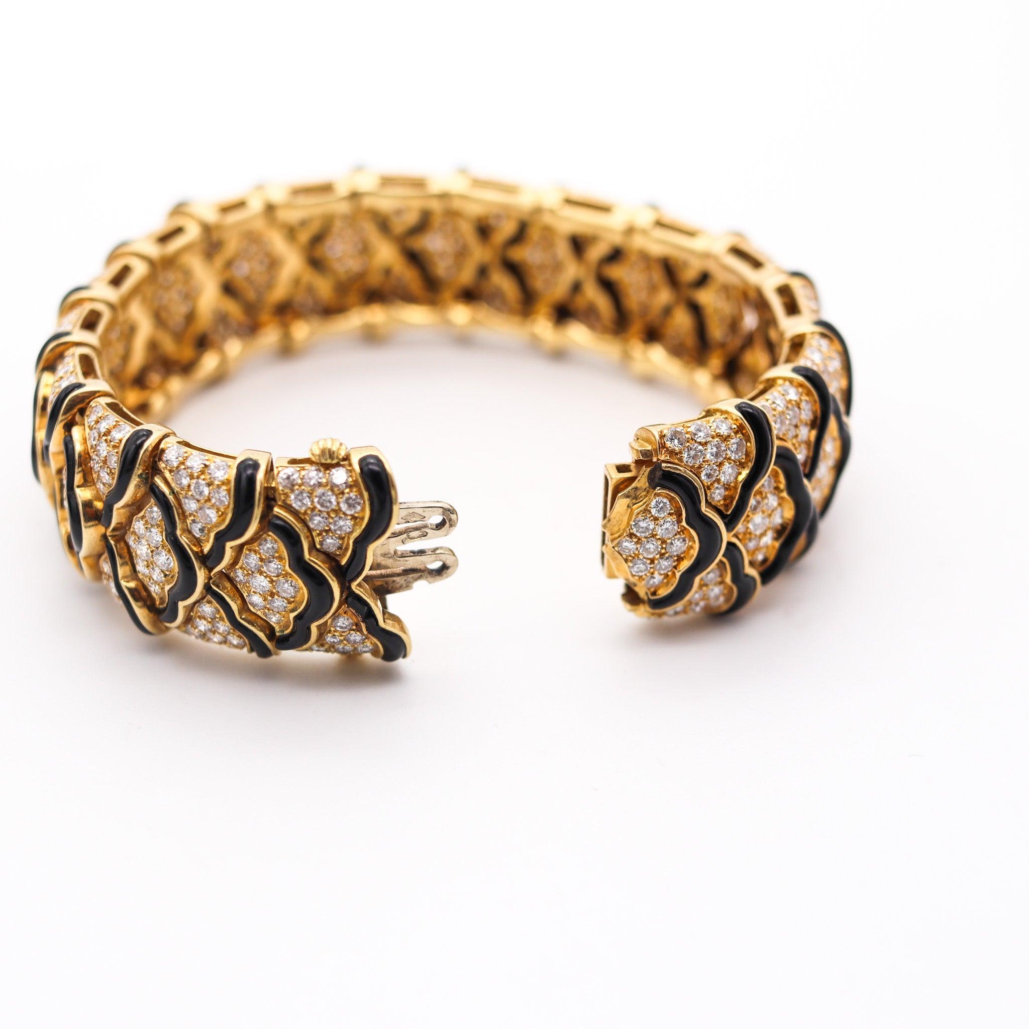 VAN CLEEF & ARPELS 1970 Modernist Bracelet 18Kt Gold With 24.30 Ctw Diamonds For Sale 1
