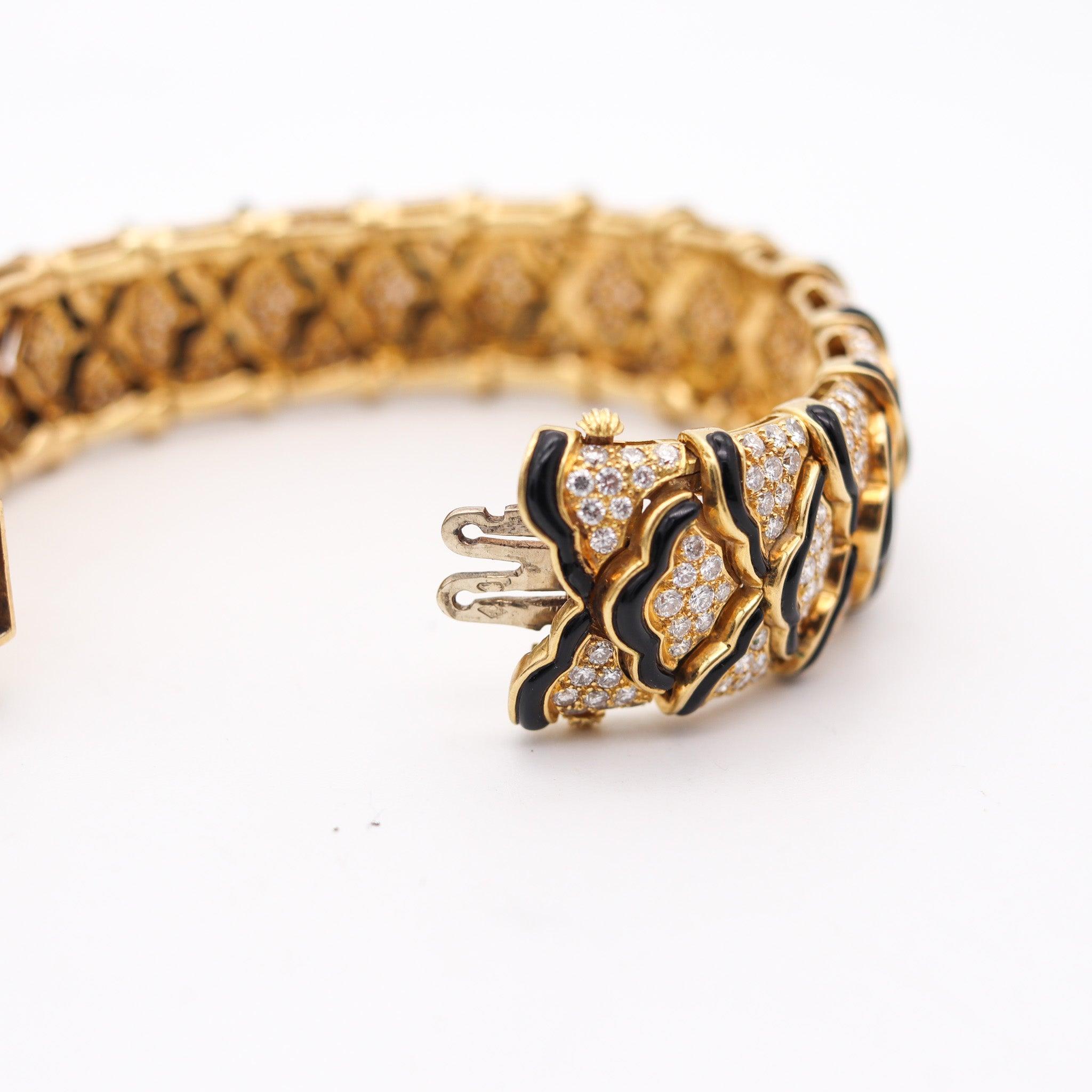 VAN CLEEF & ARPELS 1970 Modernist Bracelet 18Kt Gold With 24.30 Ctw Diamonds For Sale 2