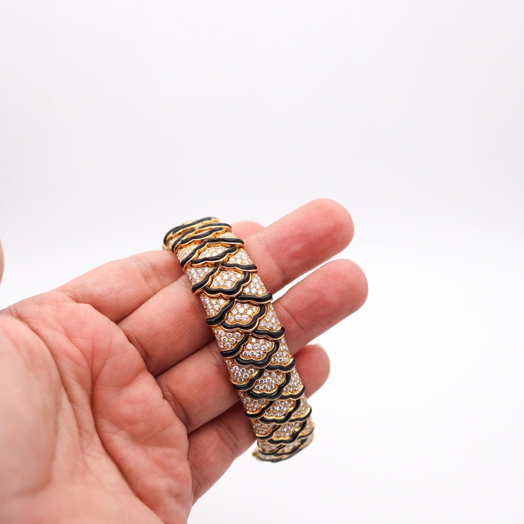 VAN CLEEF & ARPELS 1970 Modernist Bracelet 18Kt Gold With 24.30 Ctw Diamonds For Sale 3