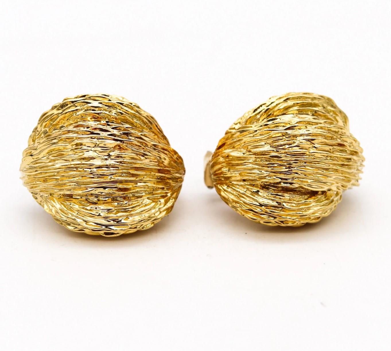 Clips-Earrings designed by Van Cleef & Arpels.

Gorgeous bold pieces, created by the house of Van Cleef & Arpels, back in the 1970's. This pair of clips earrings has been crafted in highly textured solid yellow gold of 18 karats. Suited with omega
