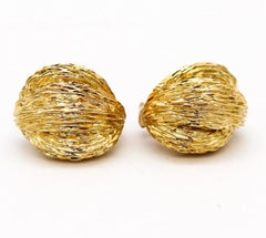 Van Cleef & Arpels 1970 Pair of Clips on Earrings in Textured 18Kt Yellow Gold