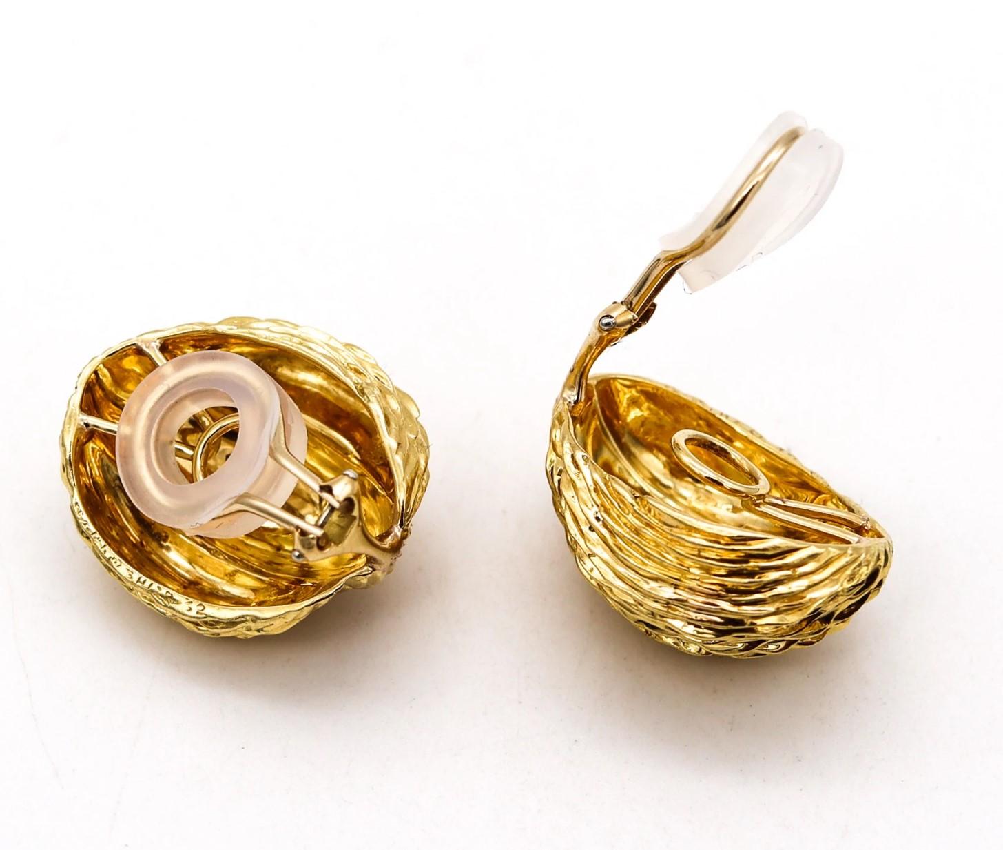 Modernist Van Cleef & Arpels 1970 Pair of Clips on Earrings in Textured 18Kt Yellow Gold For Sale