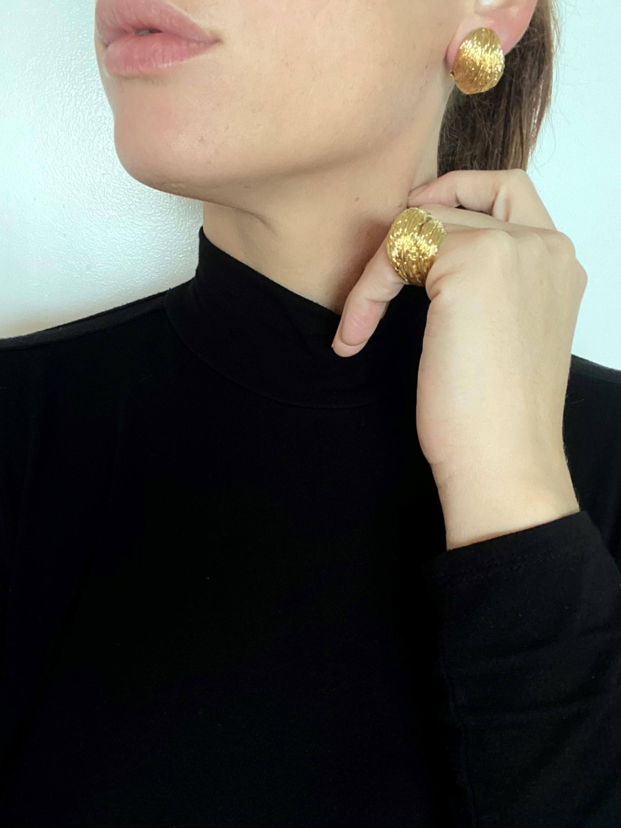 Van Cleef & Arpels 1970 Pair of Clips on Earrings in Textured 18Kt Yellow Gold 2