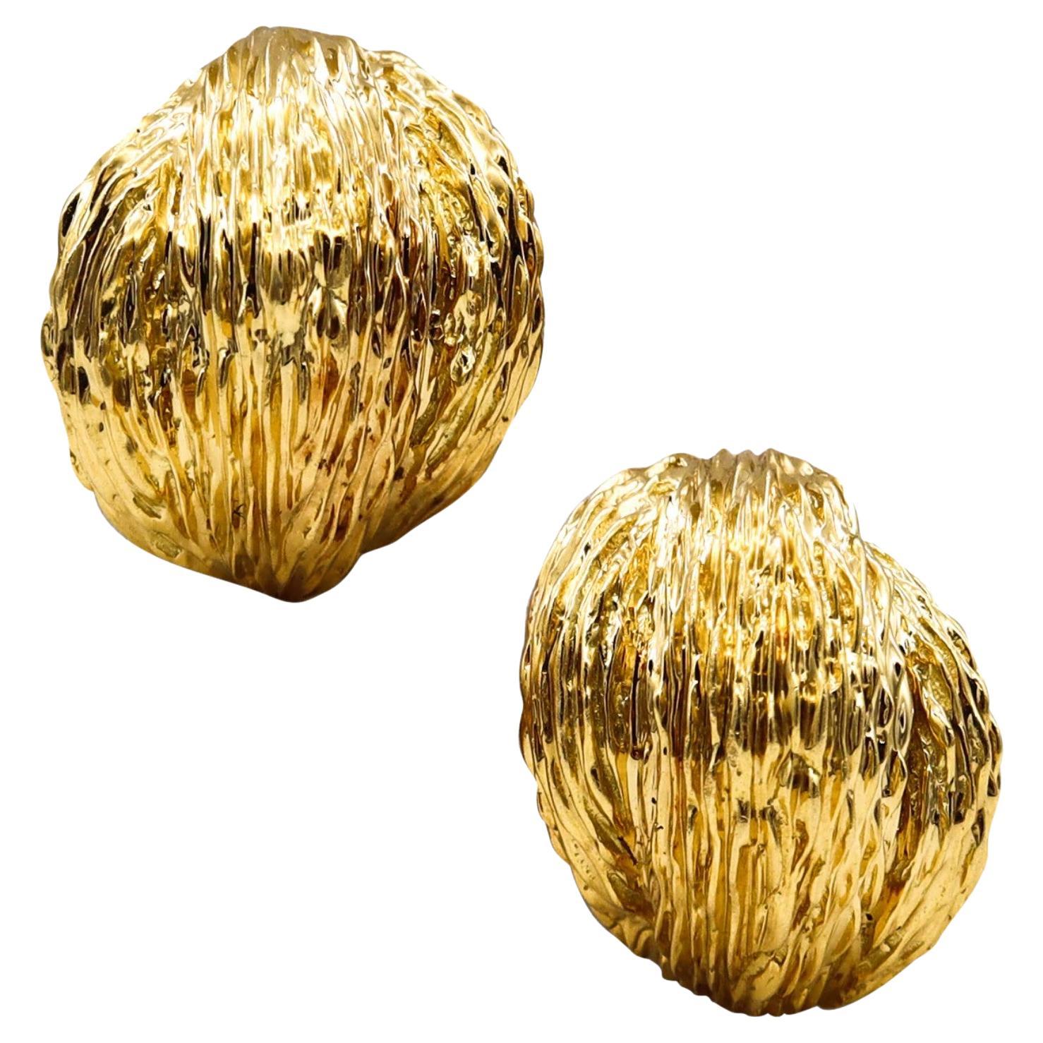 Van Cleef & Arpels 1970 Pair of Clips on Earrings in Textured 18Kt Yellow Gold For Sale