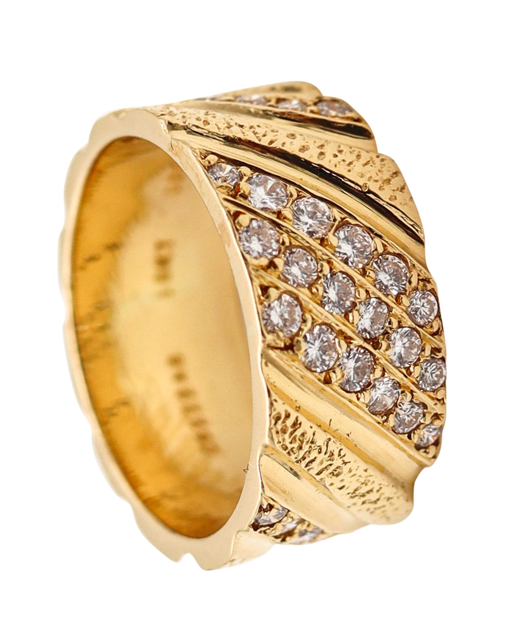 Van Cleef & Arpels 1970 Paris Band Ring In 18Kt Yellow Gold With VVS Diamonds For Sale