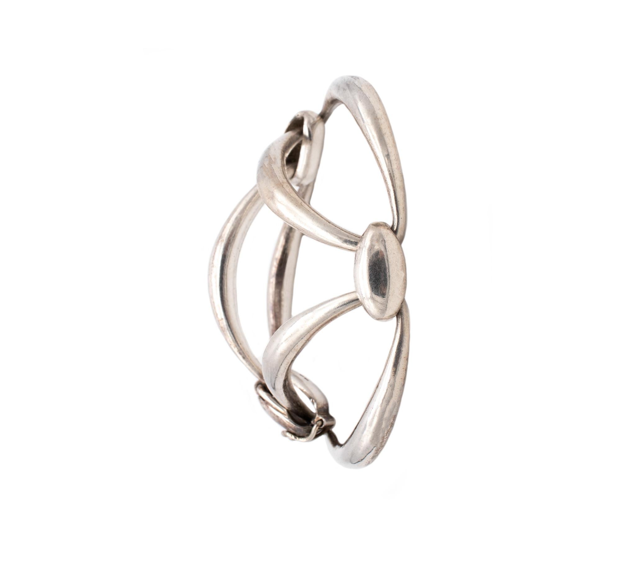 Bracelet extrêmement rare conçu par Van Cleef & Arpels.

Elegant bracelet moderniste, créé par la maison Van Cleef & Arpels à Paris, France, au début des années 1970. Ce design rare et audacieux est composé de trois éléments géométriques semi-ovales