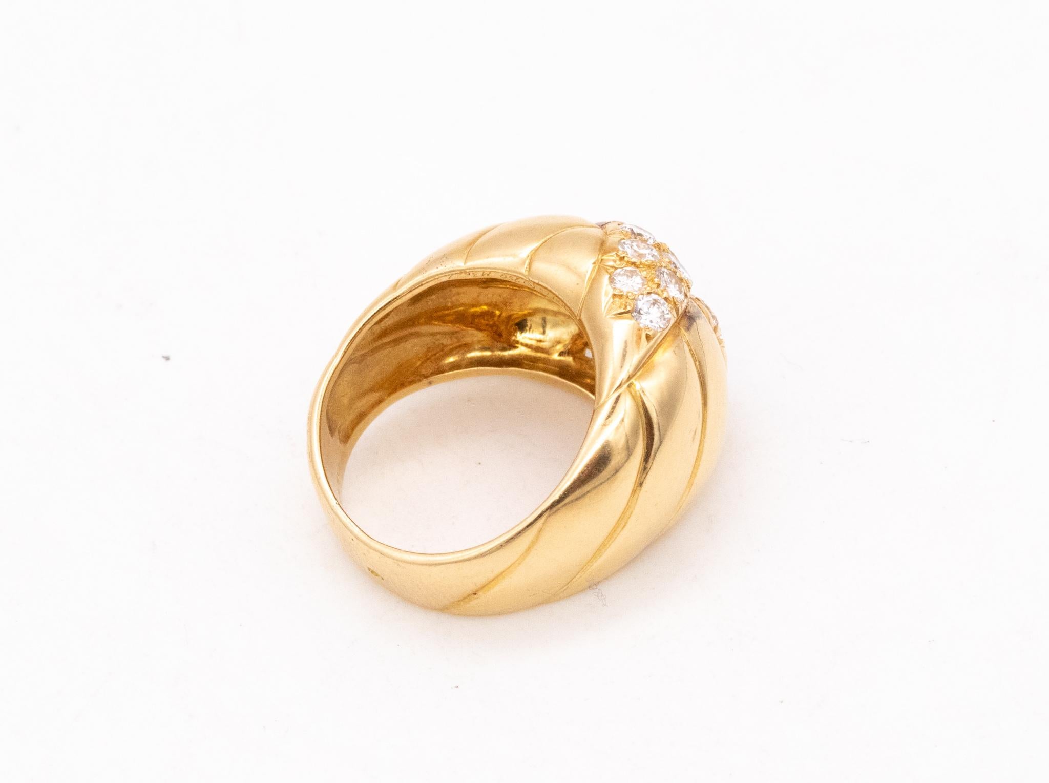 Van Cleef Arpels 1970 Paris Bombe Cocktail Ring 18Kt Gold 1.26 Cts VVS Diamonds In Excellent Condition For Sale In Miami, FL