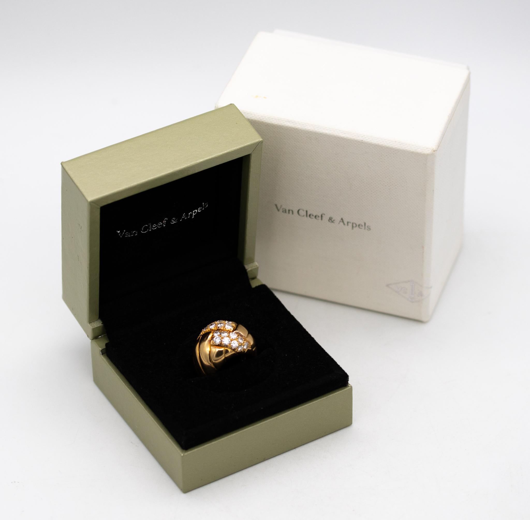 Van Cleef Arpels 1970 Paris Bombe Cocktail Ring 18Kt Gold 1.26 Cts VVS Diamonds For Sale 2