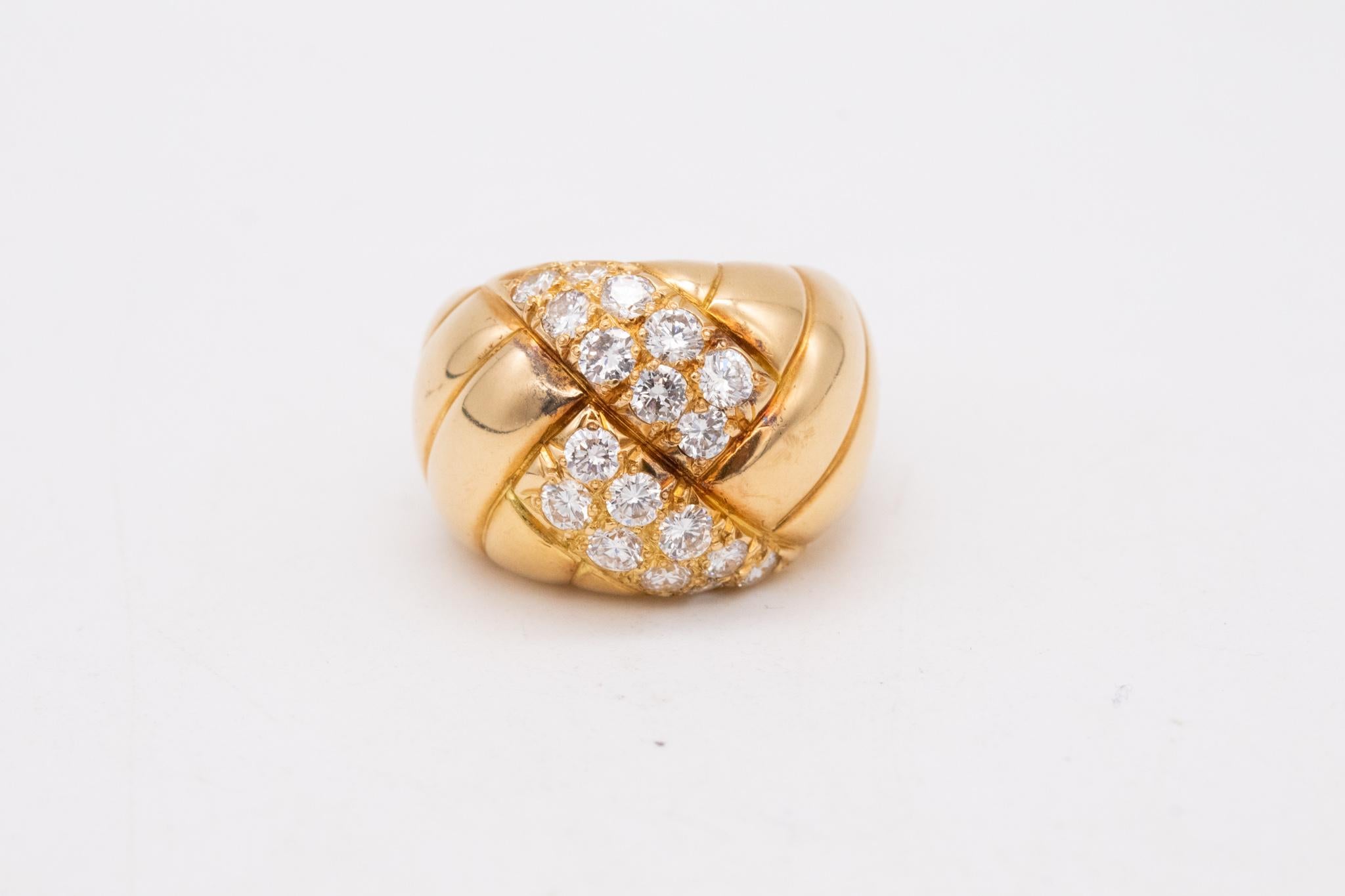 Van Cleef Arpels 1970 Paris Bombe Cocktail Ring 18Kt Gold 1.26 Cts VVS Diamonds For Sale 3