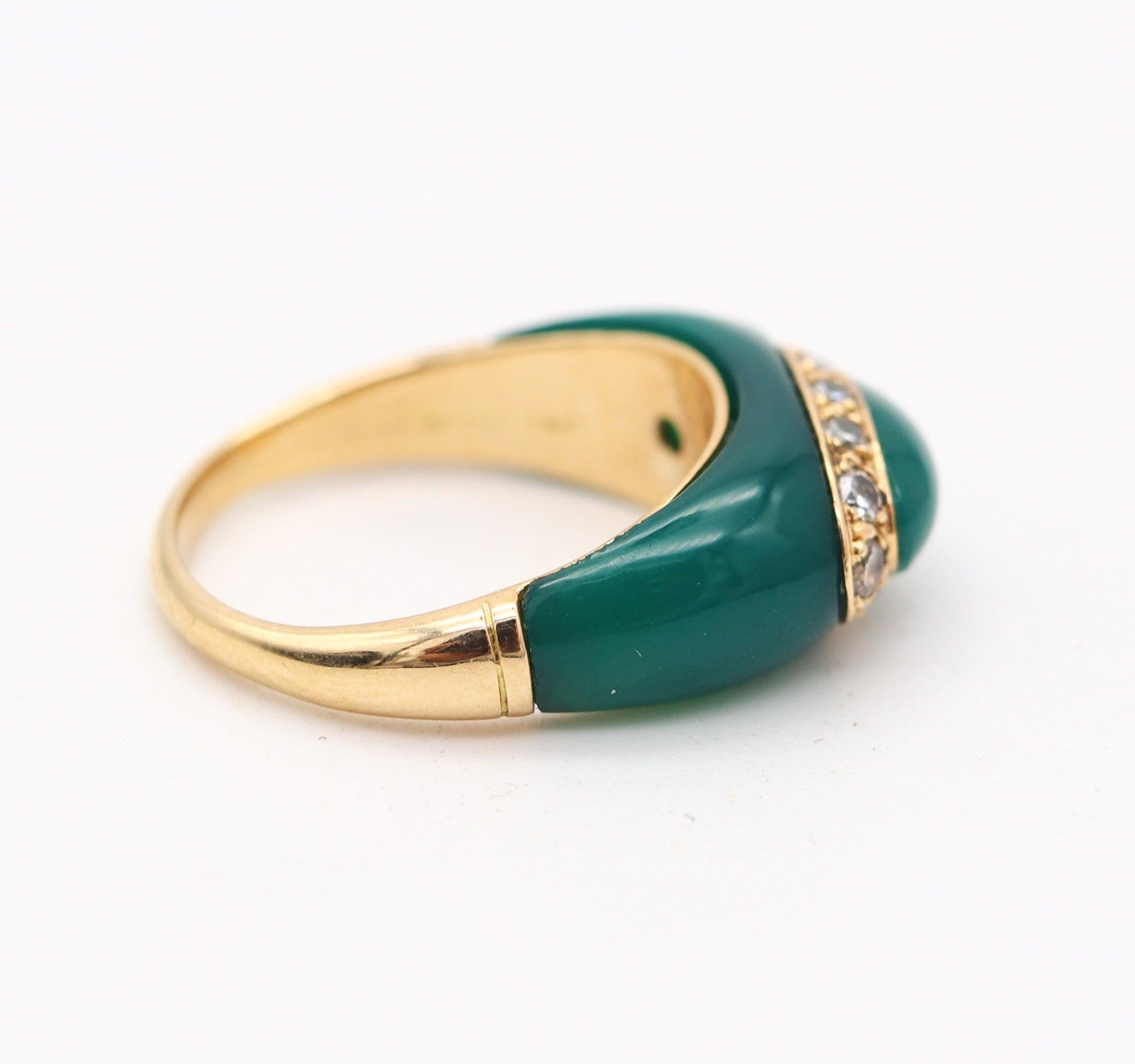 Cabochon VAN CLEEF & ARPELS 1970 Paris Bombe Ring In 18Kt Gold Diamonds And Chrysoprase in vendita