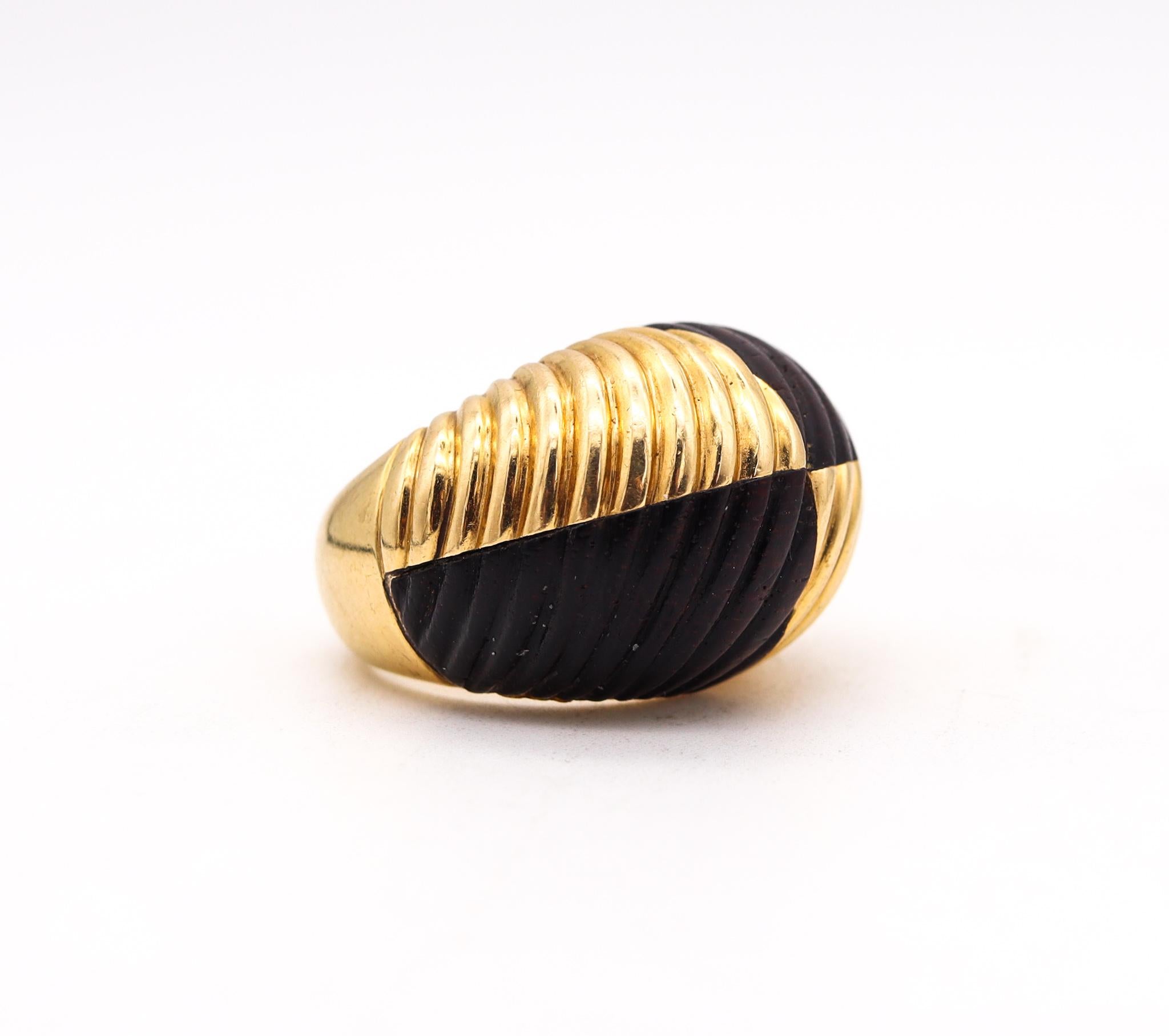 Van Cleef & Arpels 1970 Paris Bombe Wood Cocktail Ring in 18Kt Yellow Gold In Excellent Condition For Sale In Miami, FL