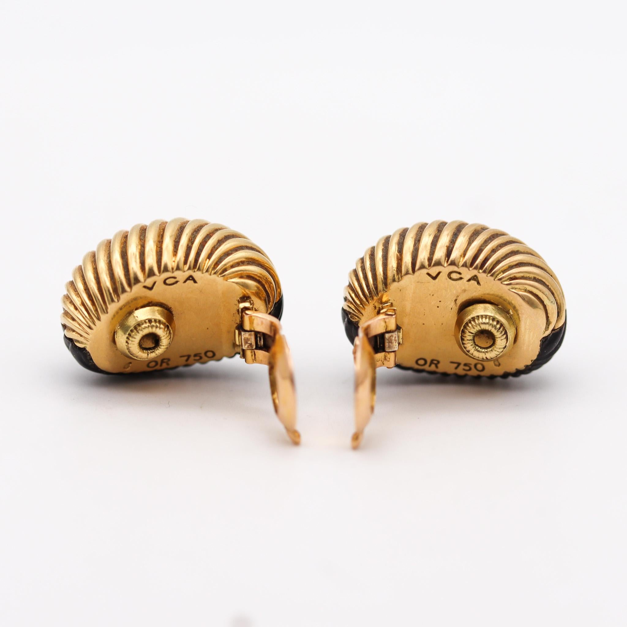 Modernist Van Cleef & Arpels 1970 Paris Clips On Earrings In 18Kt Gold With Carved Wood For Sale