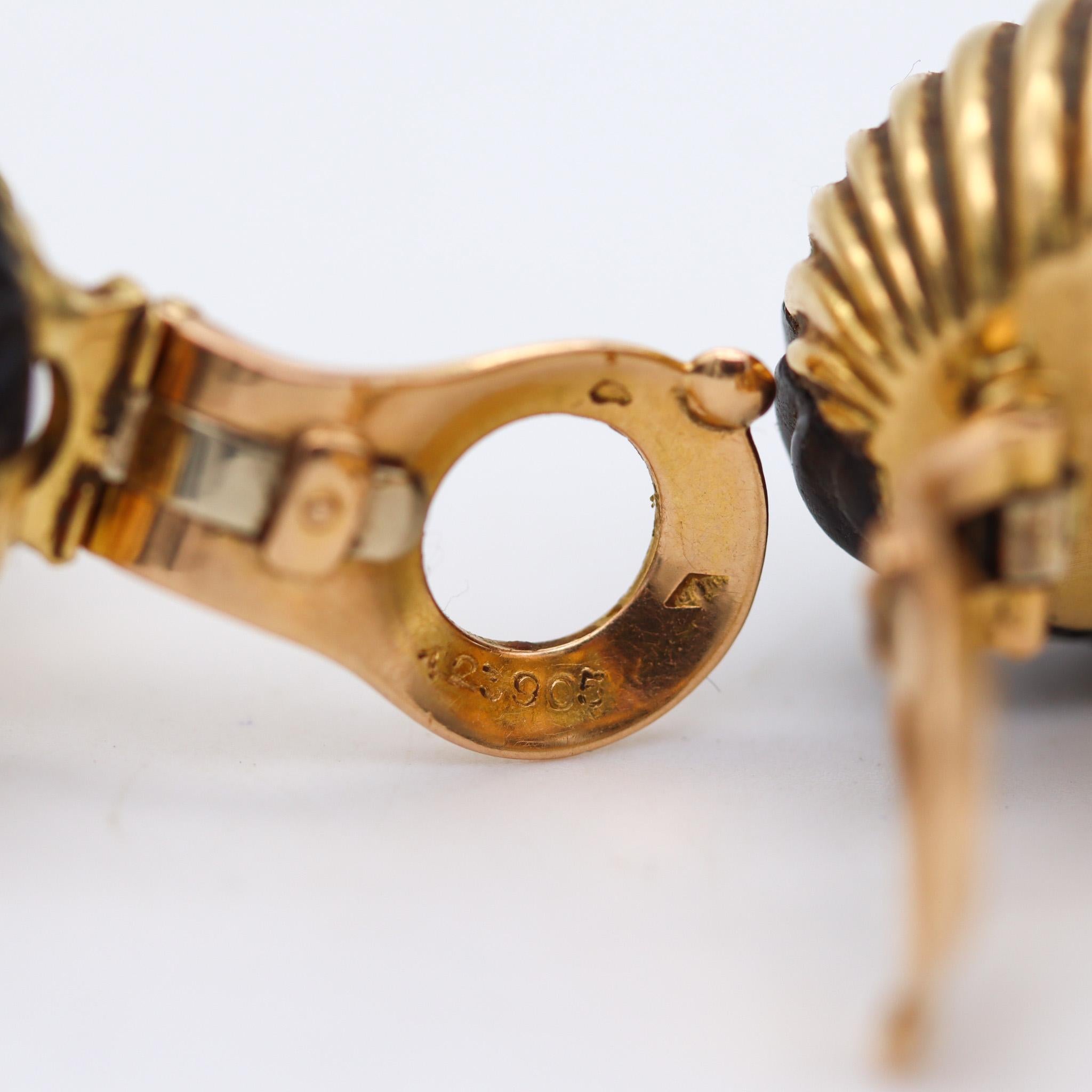 Van Cleef & Arpels 1970 Paris Clips auf Ohrringe in 18Kt Gold mit geschnitztem Holz im Zustand „Hervorragend“ in Miami, FL