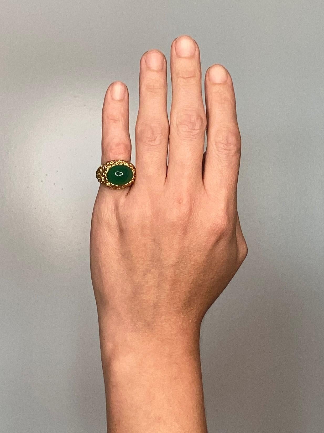 Cabochon Van Cleef & Arpels 1970 Paris Cocktail Ring 18kt Gold with 8.27 Cts Chrysoprase