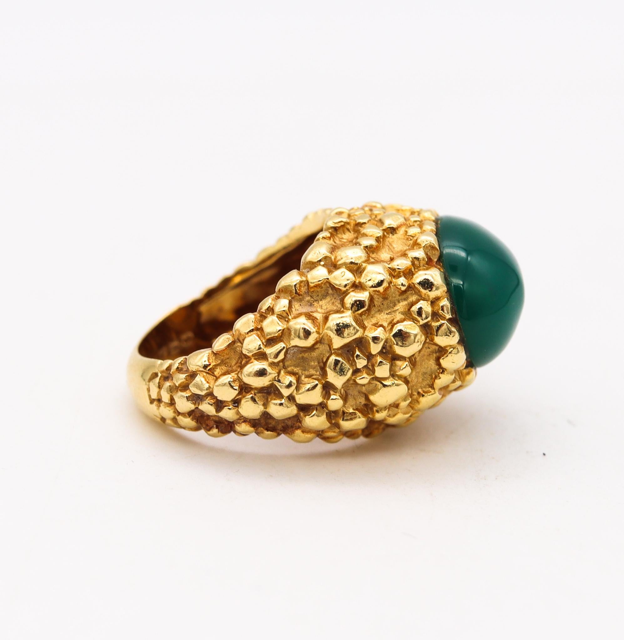 Van Cleef & Arpels 1970 Paris Cocktail Ring 18kt Gold with 8.27 Cts Chrysoprase In Excellent Condition In Miami, FL