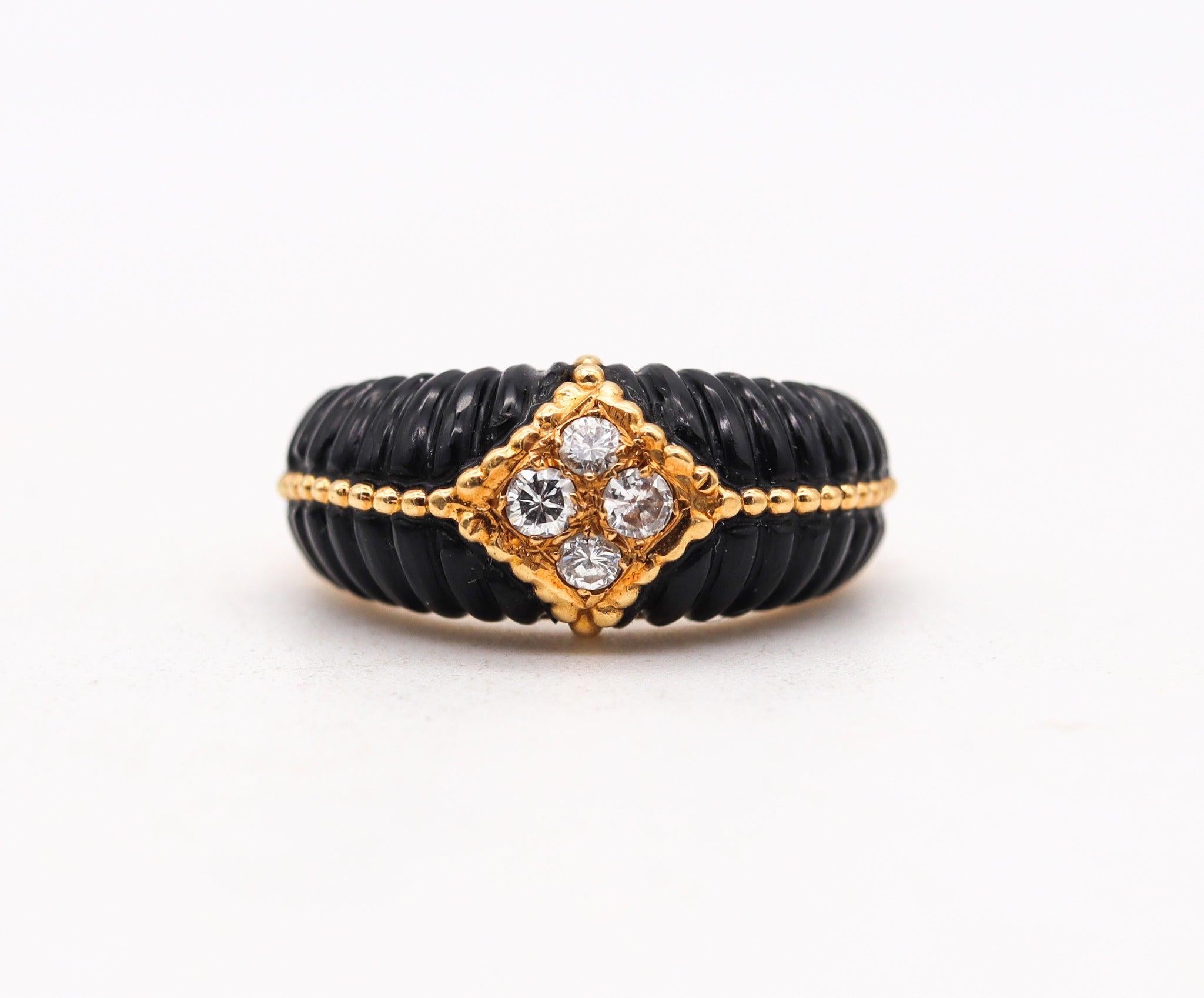 VAN CLEEF & ARPELS 1970 Paris Fluted Onyx Ring In 18Kt Yellow Gold With Diamonds In Excellent Condition In Miami, FL