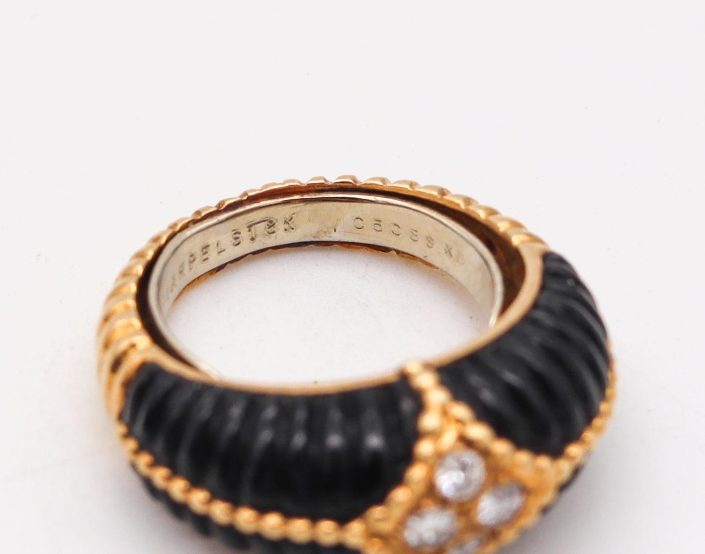 Van Cleef & Arpels 1970 Paris Fluted Onyx Ring in 18Kt Yellow Gold with Diamonds In Excellent Condition In Miami, FL