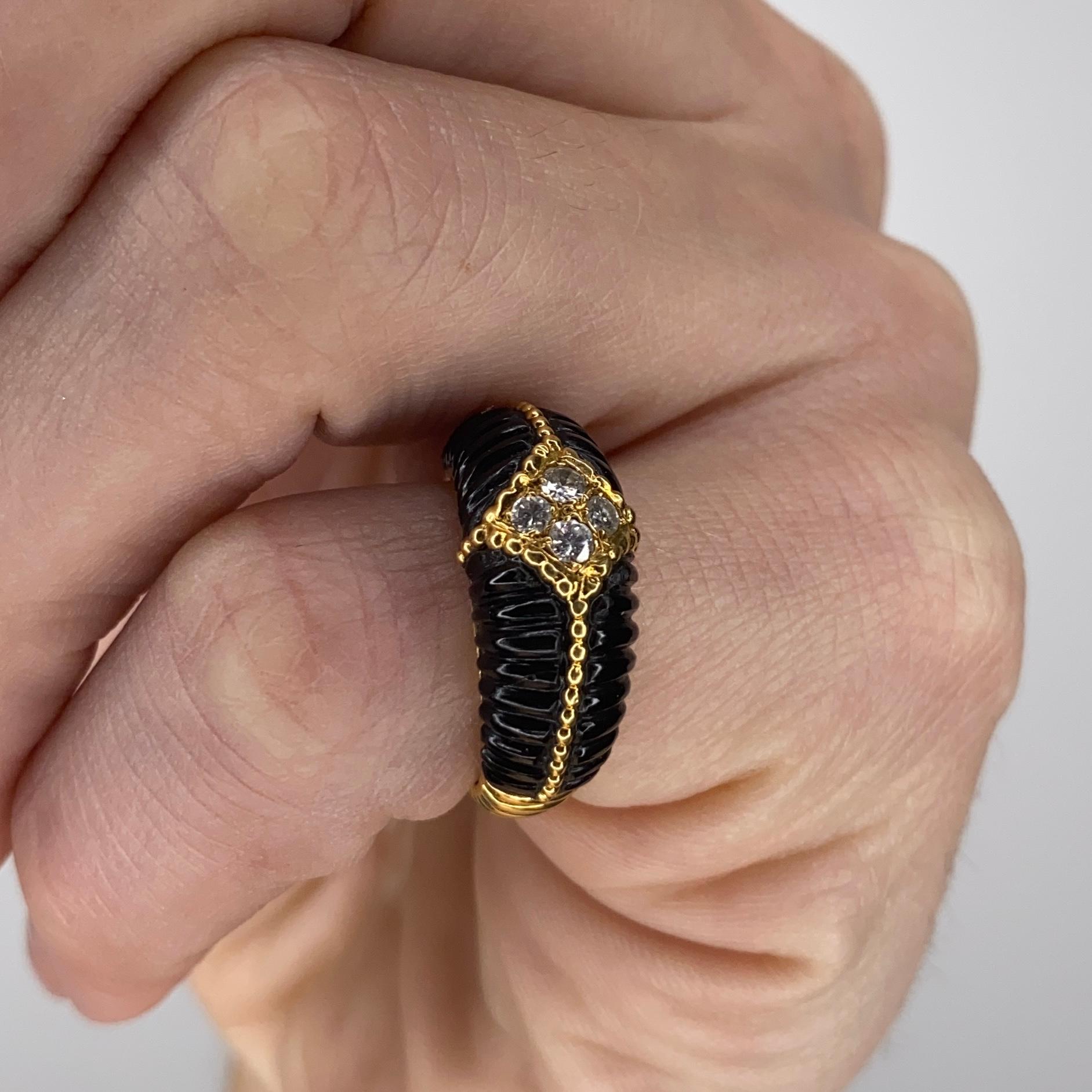 Van Cleef & Arpels 1970 Paris Fluted Onyx Ring in 18Kt Yellow Gold with Diamonds For Sale 1