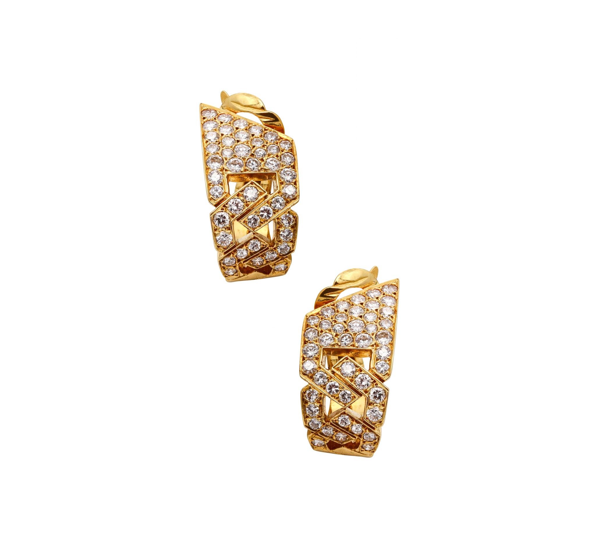 Exceptional pair of clips-earrings designed by Van Cleef & Arpels,

Gorgeous pieces made in Paris France by the house of Van Cleef & Arpels, back in the 1970's. They was crafted as a mirrored clips-earrings in solid yellow gold of 18 karats, with
