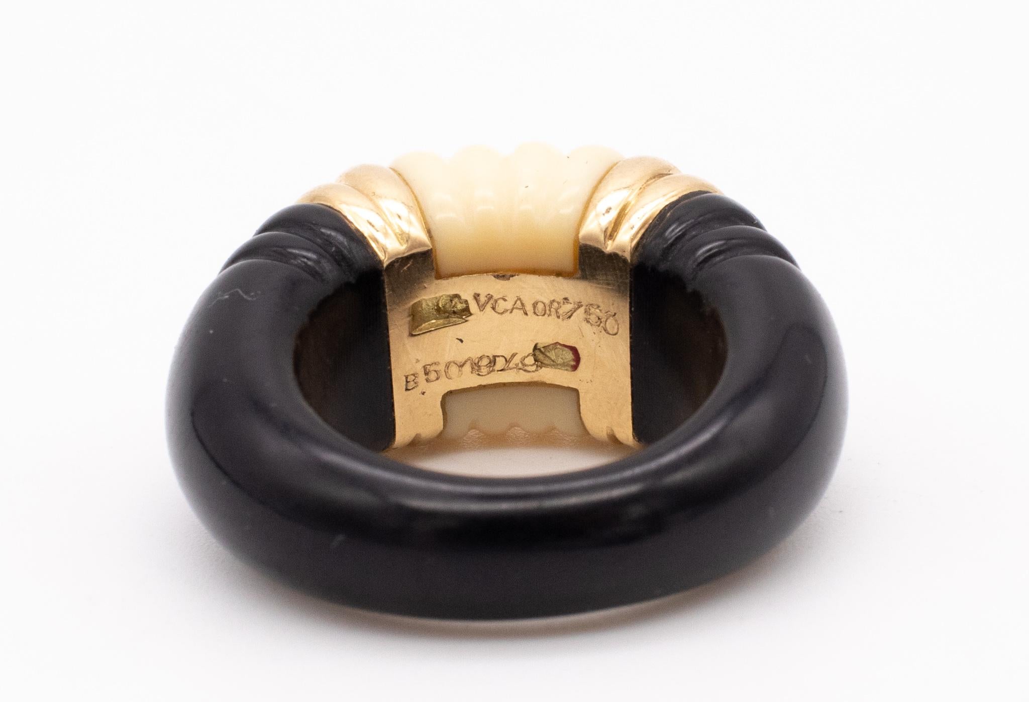 Modernist Van Cleef & Arpels 1970 Paris Scalloped Cocktail Ring 18kt Gold with Carvings For Sale