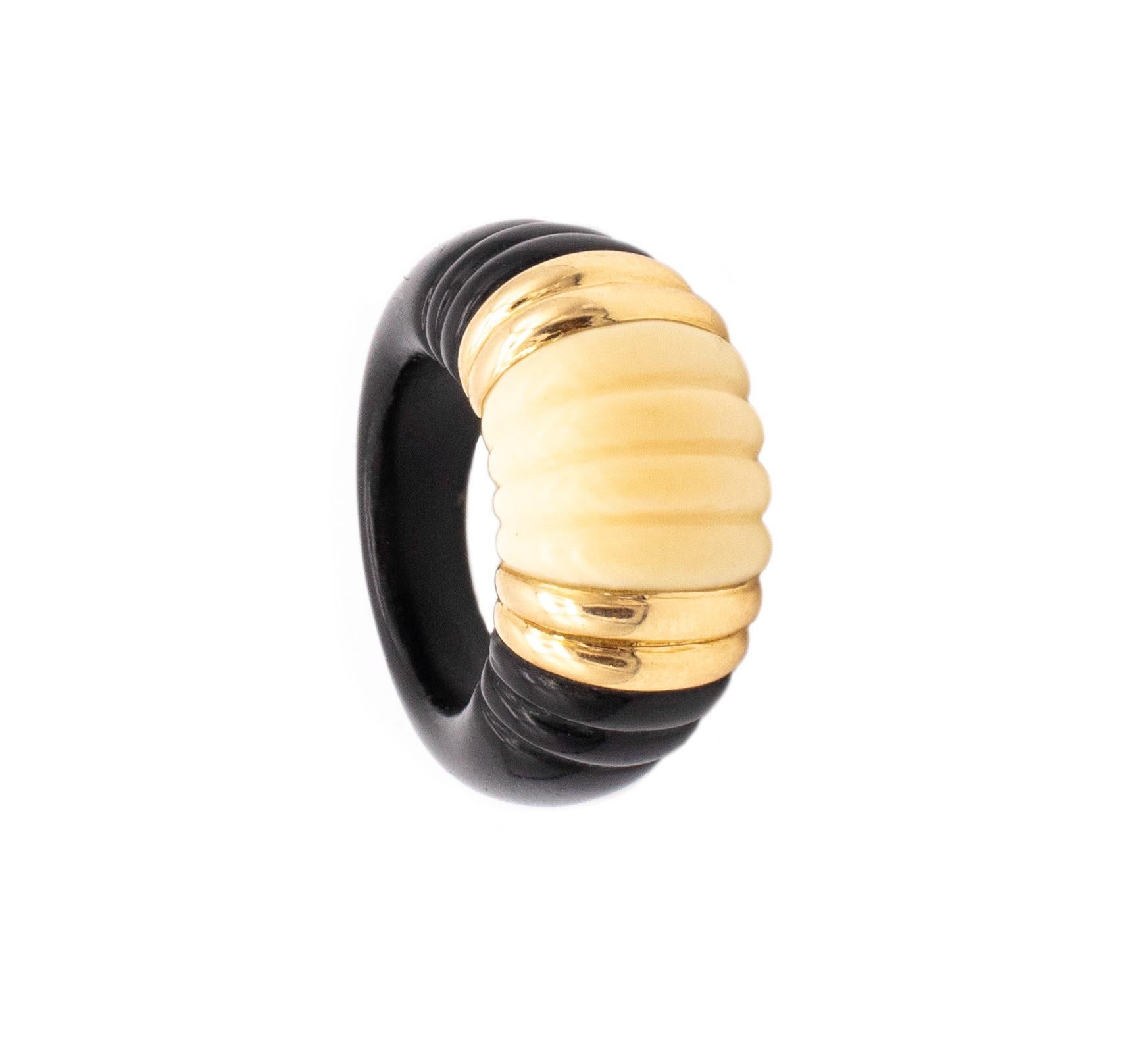 Van Cleef & Arpels 1970 Paris Scalloped Cocktail Ring 18kt Gold with Carvings For Sale 2
