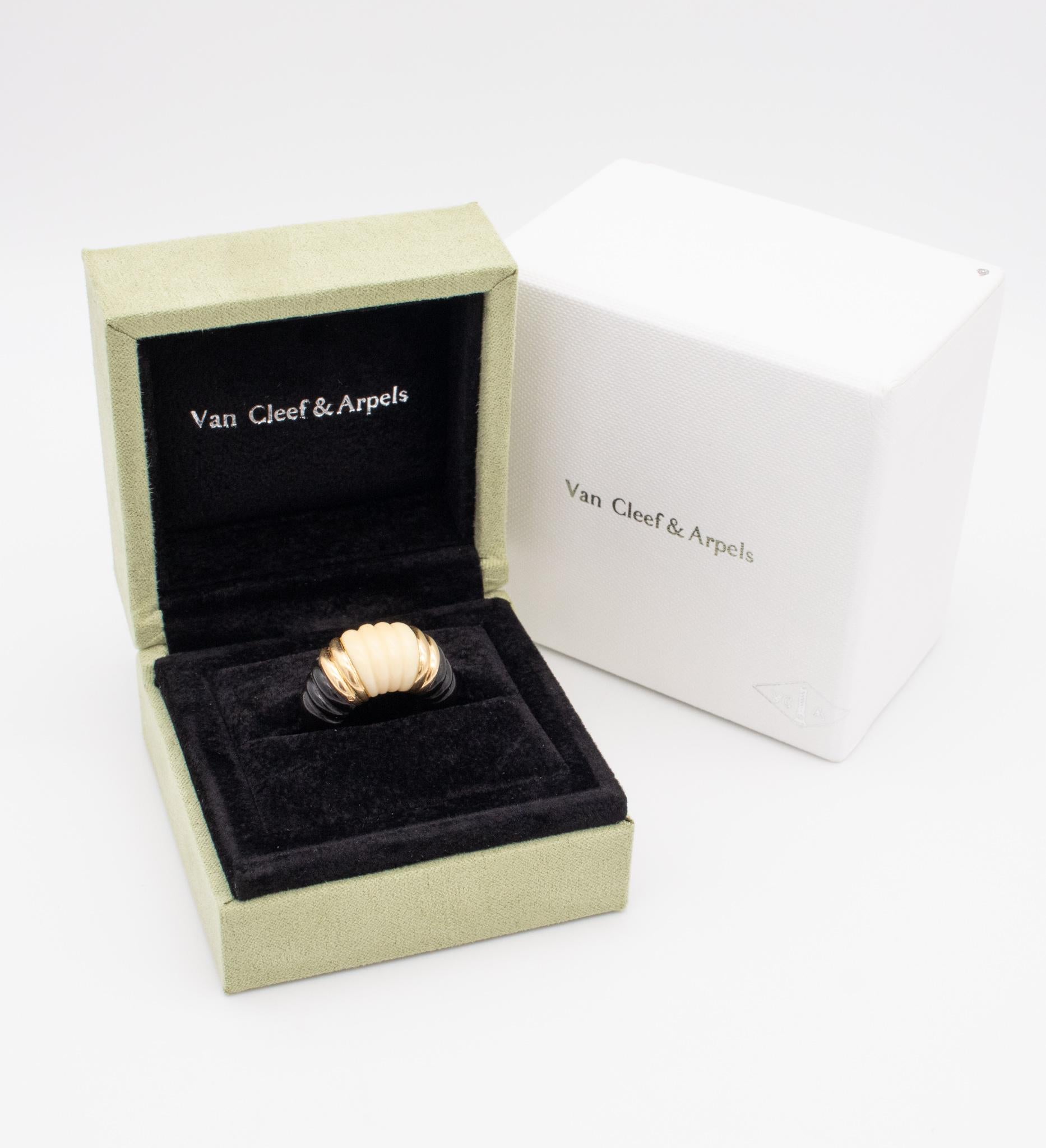 Van Cleef & Arpels 1970 Paris Scalloped Cocktail Ring 18kt Gold with Carvings For Sale 3