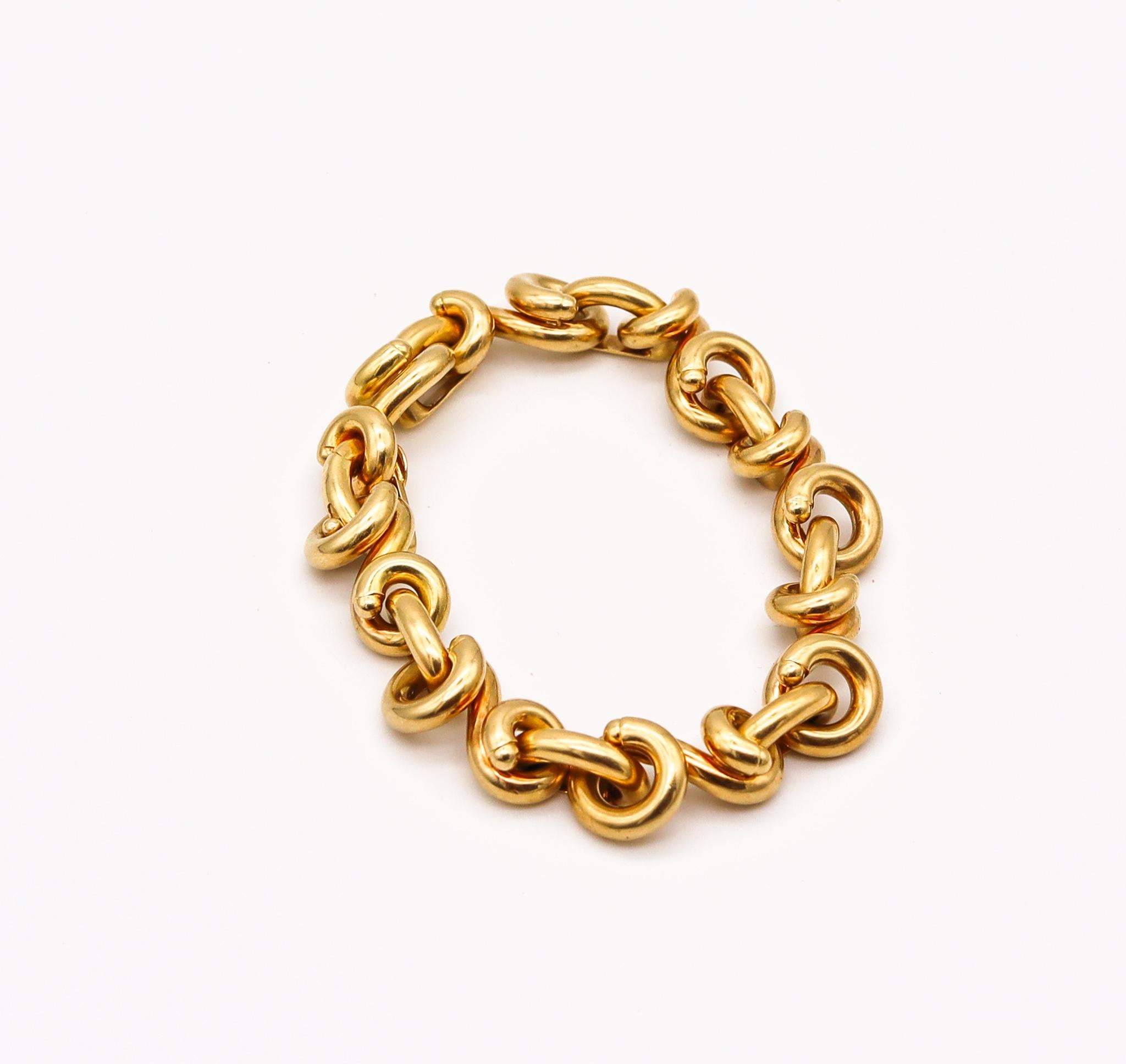 Bracelet à maillons torsadés conçu par Van Cleef & Arpels.

Bracelet très rare créé par la maison Van Cleef & Arpels à Paris dans les années 1970. Composé de multiples maillons incurvés et complexes, il est réalisé en or jaune massif de 18 carats