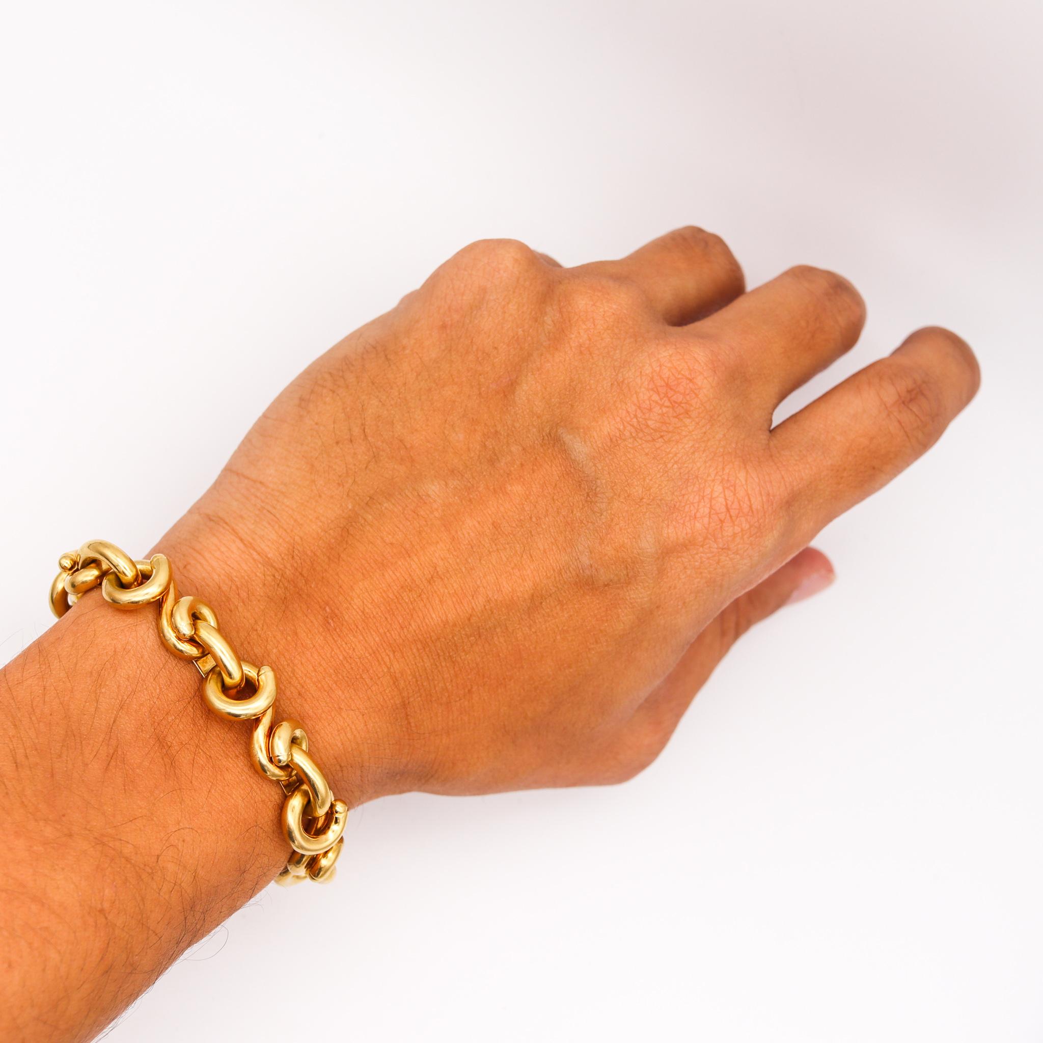 Women's or Men's Van Cleef & Arpels 1970 Paris Twisted Links Bracelet in 18 Kt Yellow Gold