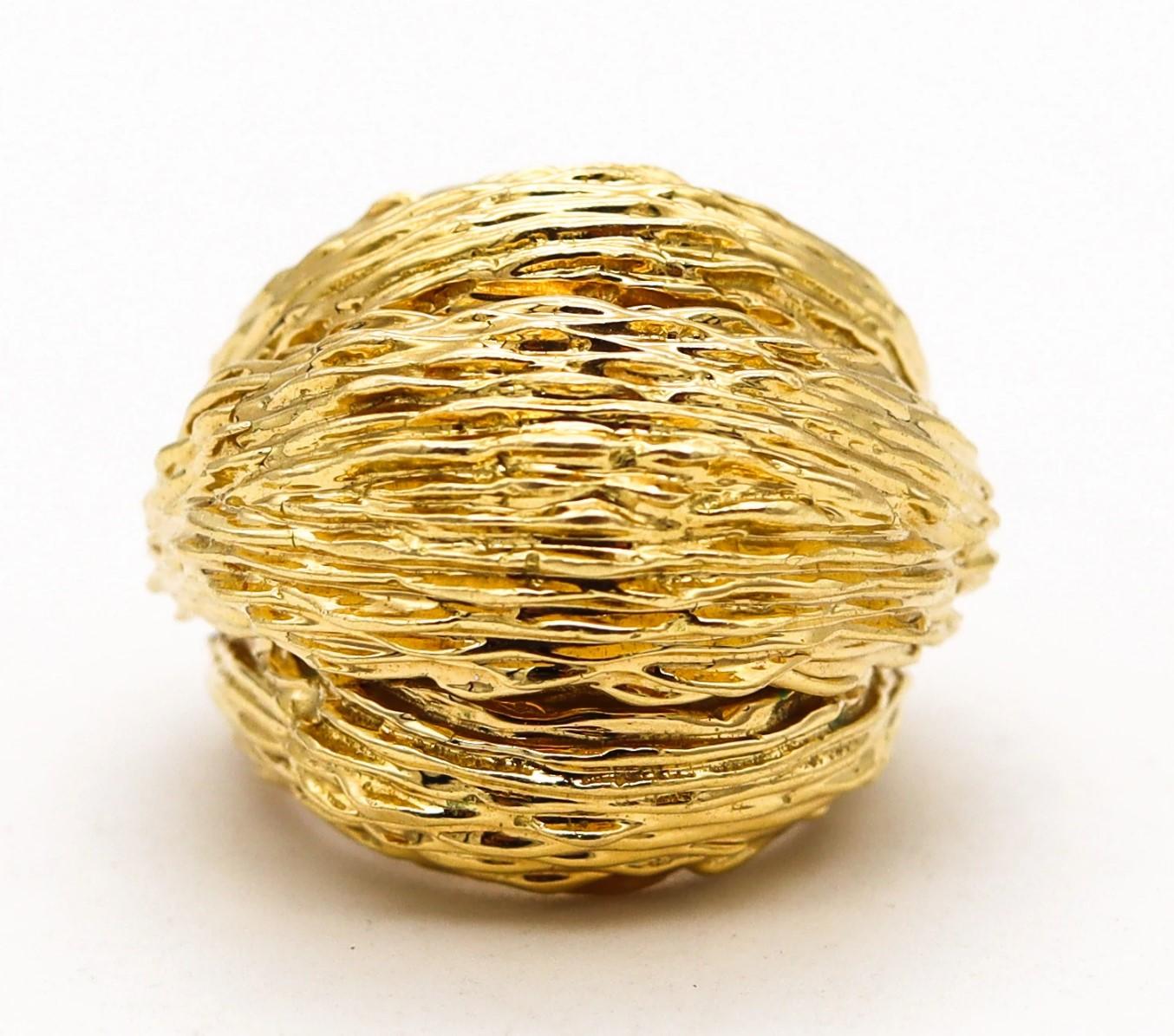 Bombe cocktail Ring designed by Van Cleef & Arpels.

An estatement bold piece, created by the house of Van Cleef & Arpels, back in the 1970's. This bombe cocktail ring is composed by three corps, crafted in highly textured solid yellow gold of 18