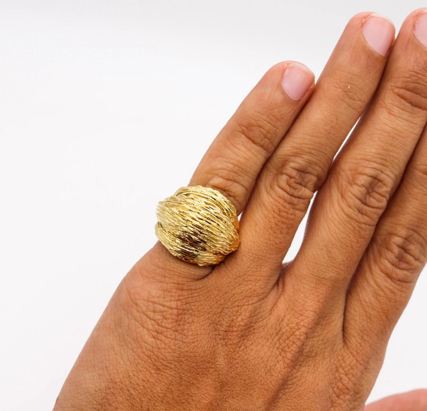 Van Cleef & Arpels 1970 Textured Bombe Cocktail Ring in Solid 18Kt Yellow Gold For Sale 1