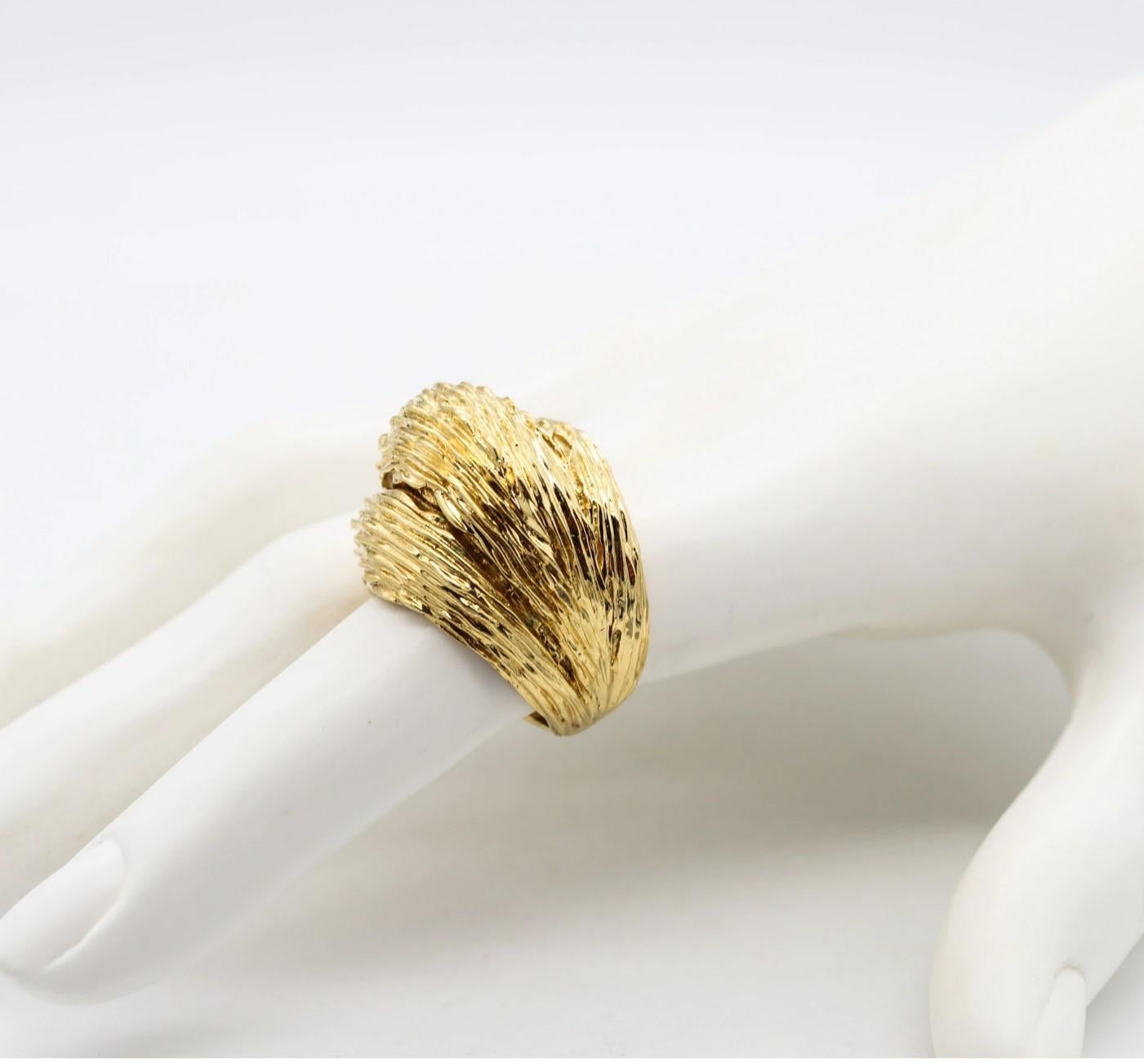 Van Cleef & Arpels 1970 Textured Bombe Cocktail Ring in Solid 18Kt Yellow Gold For Sale 2