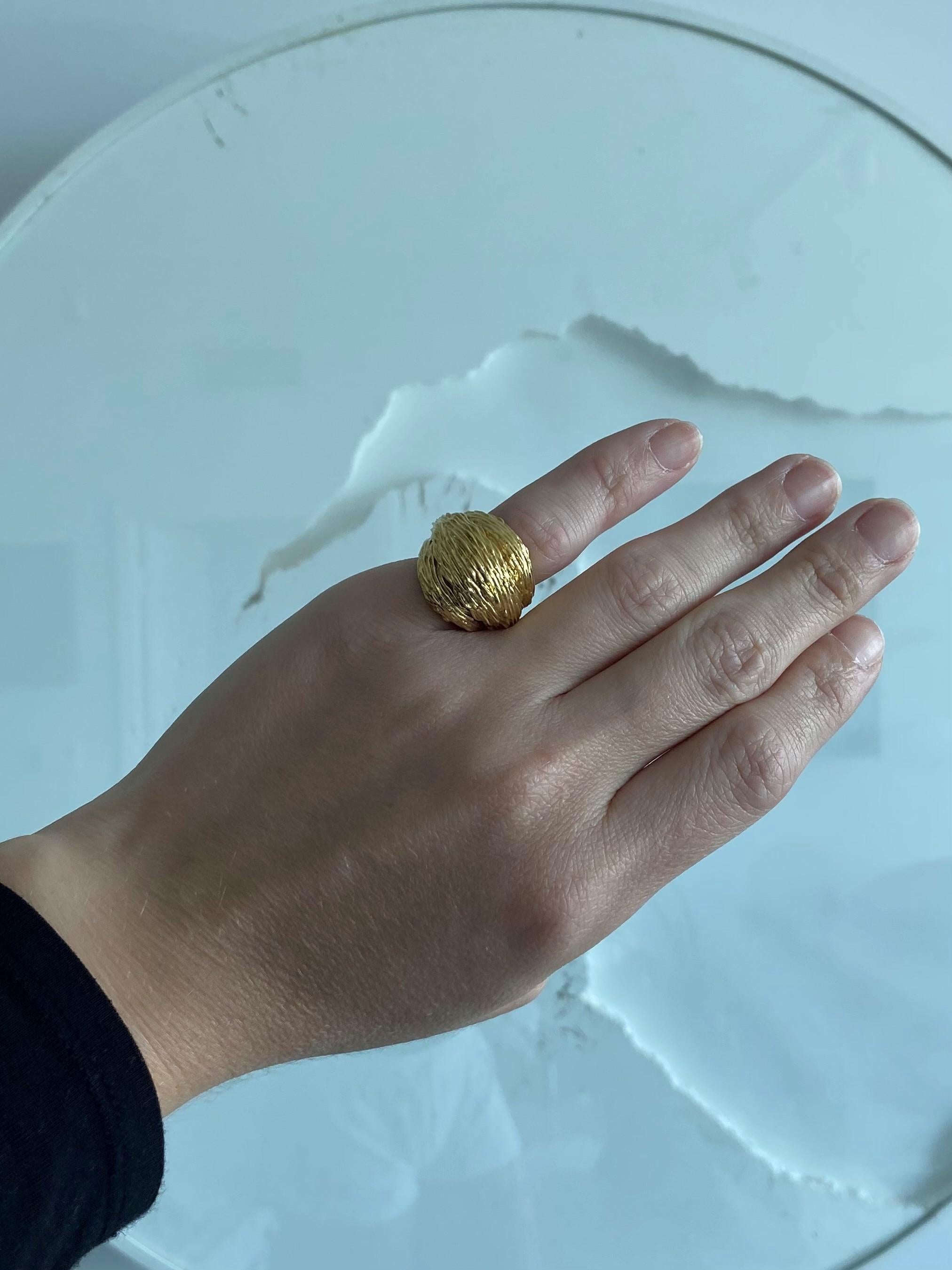Van Cleef & Arpels 1970 Textured Bombe Cocktail Ring in Solid 18Kt Yellow Gold For Sale 3