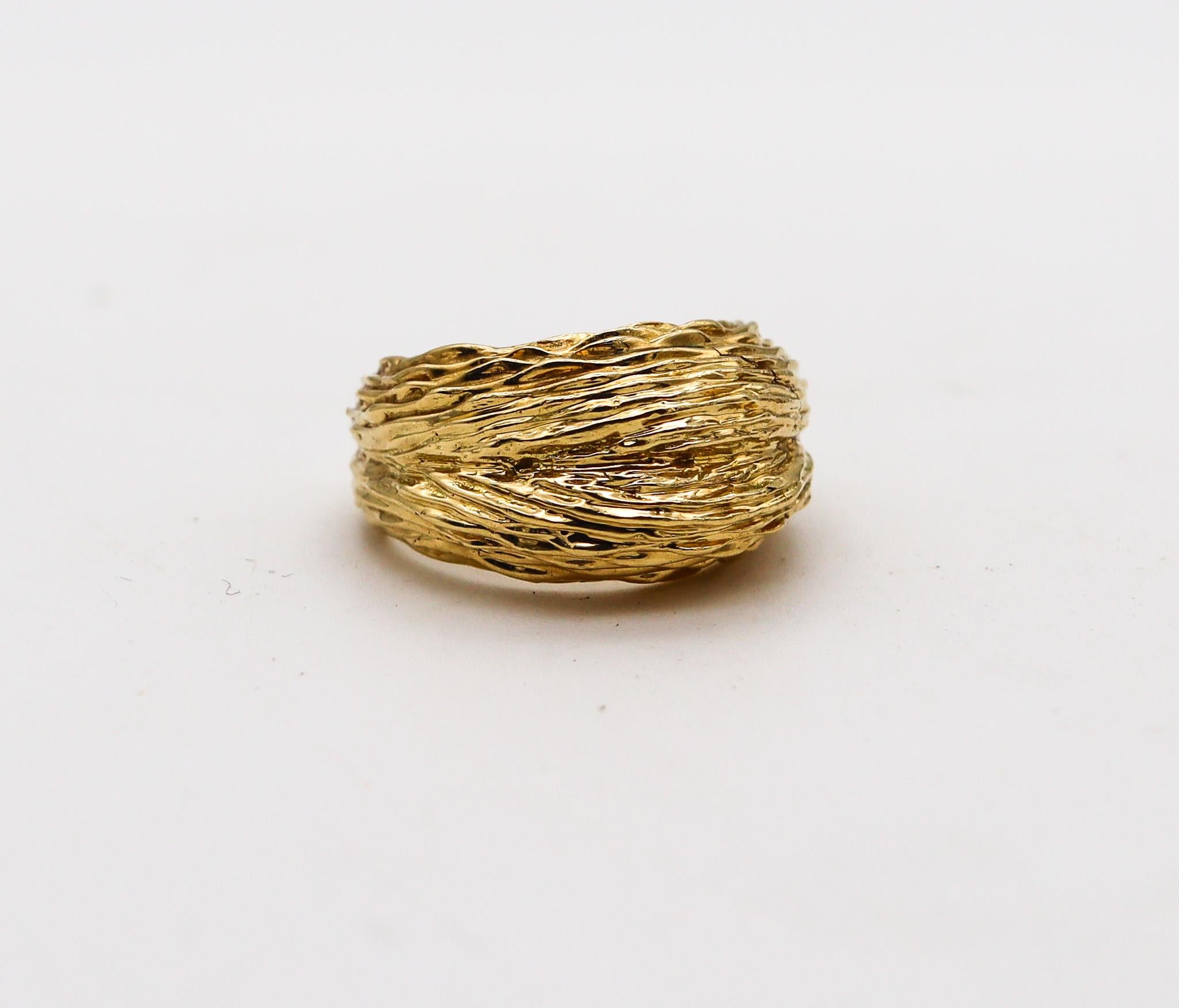 Textured ring designed by Van Cleef & Arpels.

Very beautiful everyday ring, created in Paris France by the jewelry house of Van Cleef & Arpels, back in the 1970. This ring has been crafted with in solid yellow gold of 18 karats with textured