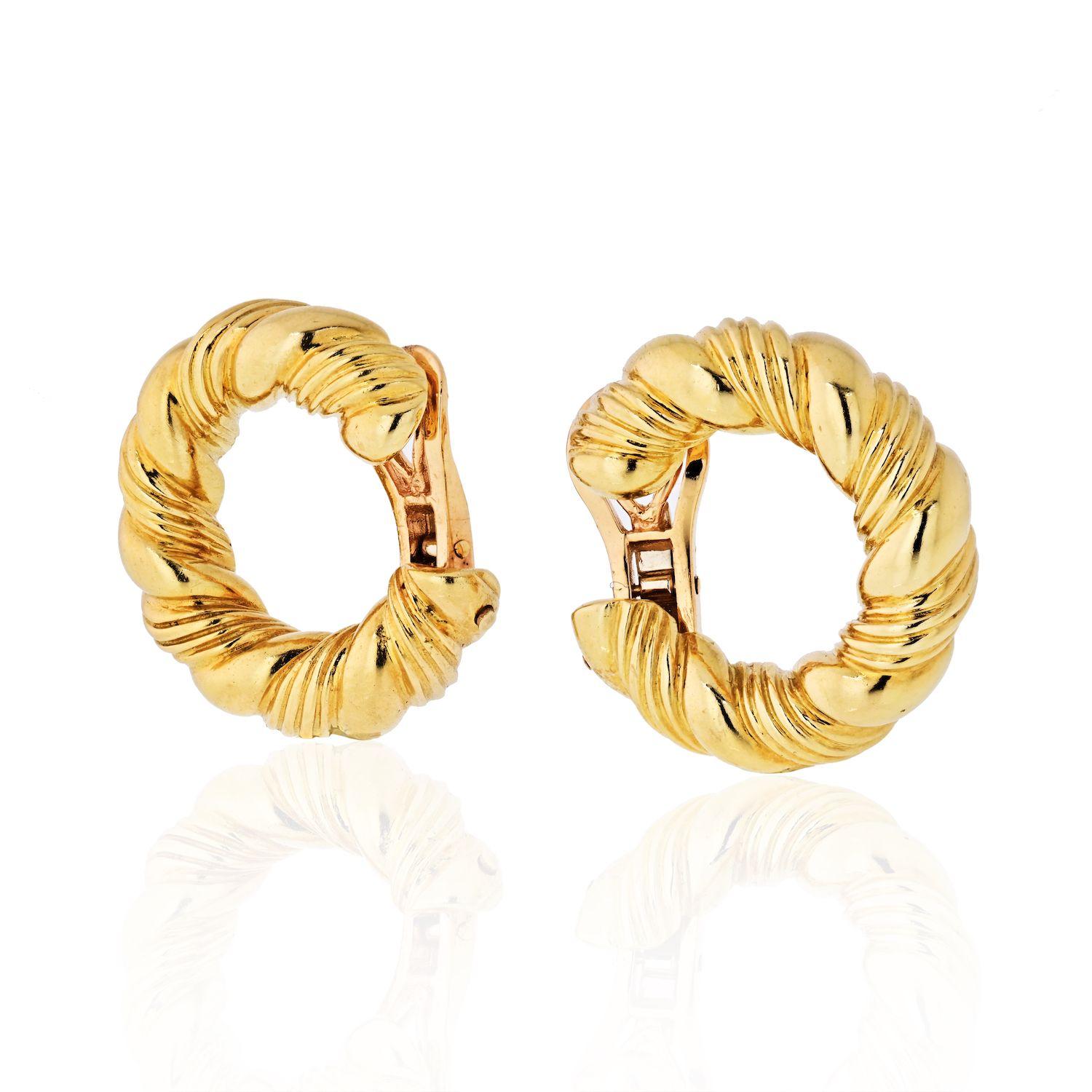 These earrings will be sure to make you feel glamorous, like Sofia Loren, vacationing on the Amalfi Coast. Very elegant twisted hoop earrings in 18k yellow gold, signed Van Cleef & Arpels. Circa 1970.
Fashionable and with braided style, these